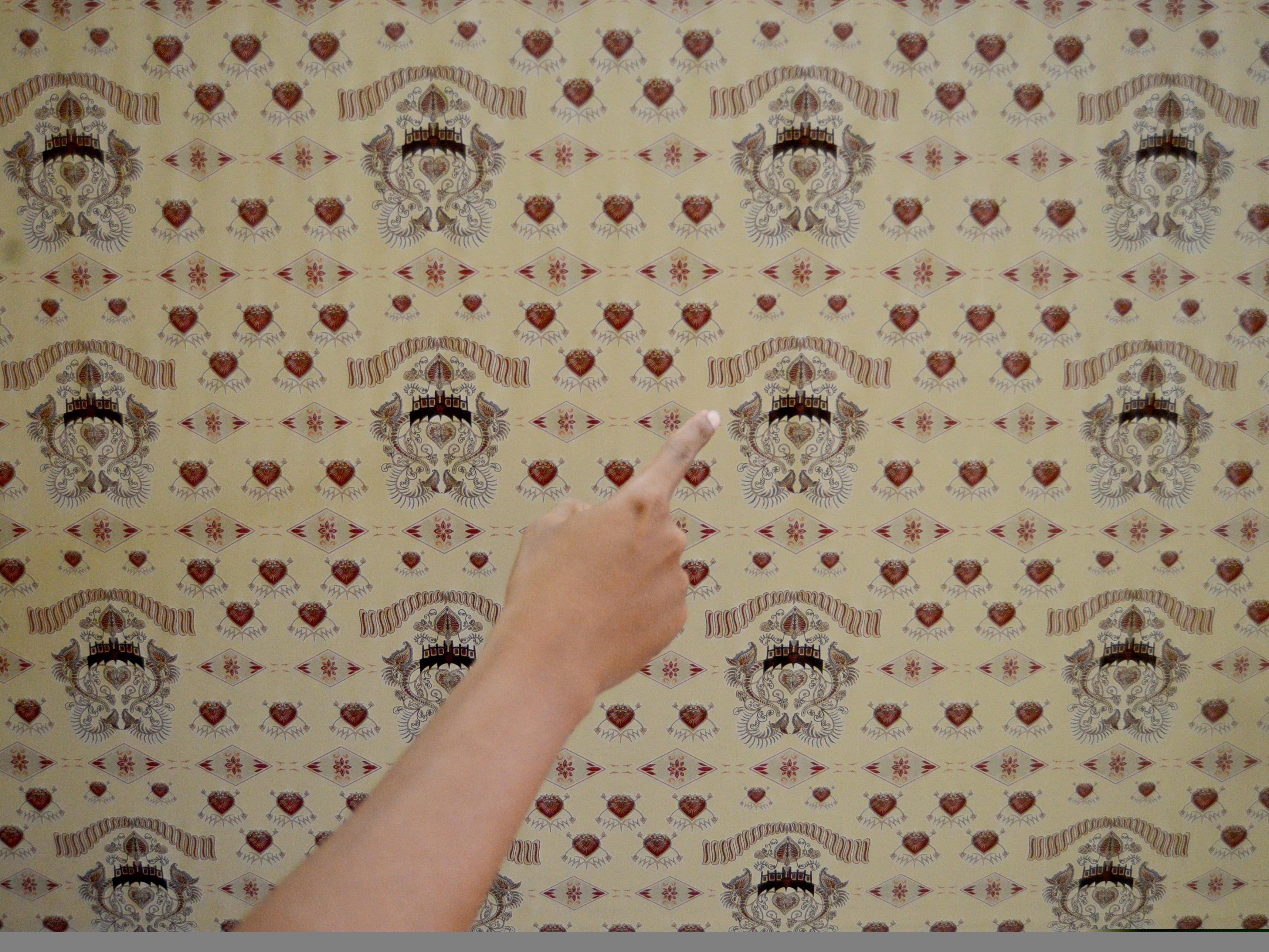 Siswa menunjukan desain batik yang dicetak untuk seragam sekolah, di ruang produksi SMKN 4 Padang, Sumatra Barat, Jumat (16/12/2022).