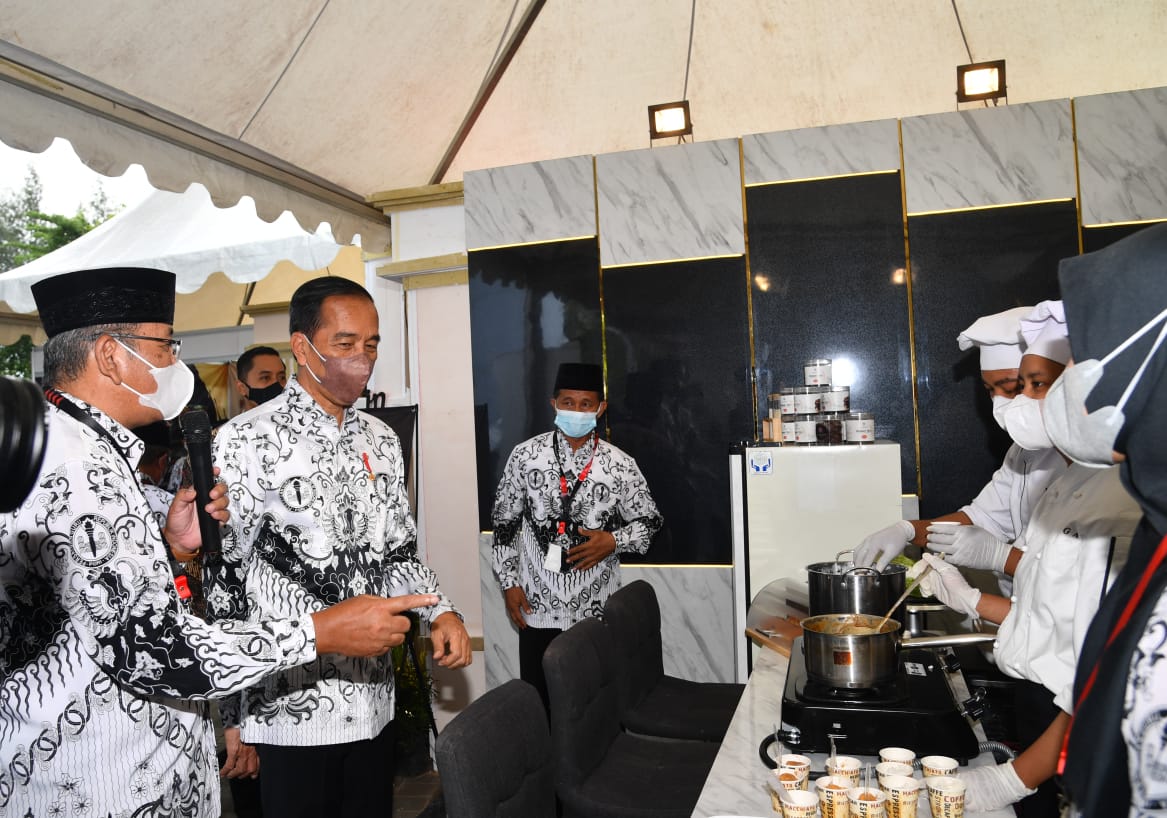 Ketua Yayasan Sekolah PGRI Kudus, Sutiyono mendampingi Presiden Jokowi saat puncak peringatan HGN 2022 di Semarang, Jateng pada 3 Desembel 2