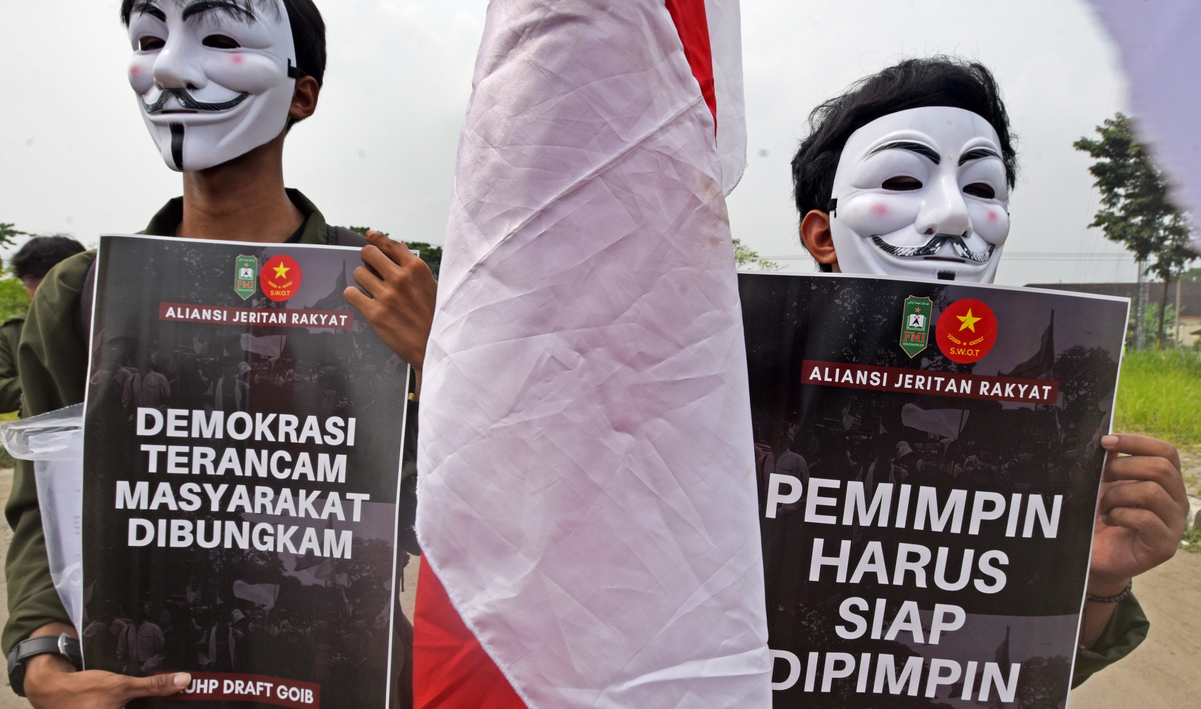 Dua aktivis mahasiswa yang tergabung dalam Aliansi Jeritan Rakyat (Ajra) berunjuk rasa mengecam ketertutupan pemerintah dan DPR saat melakuk