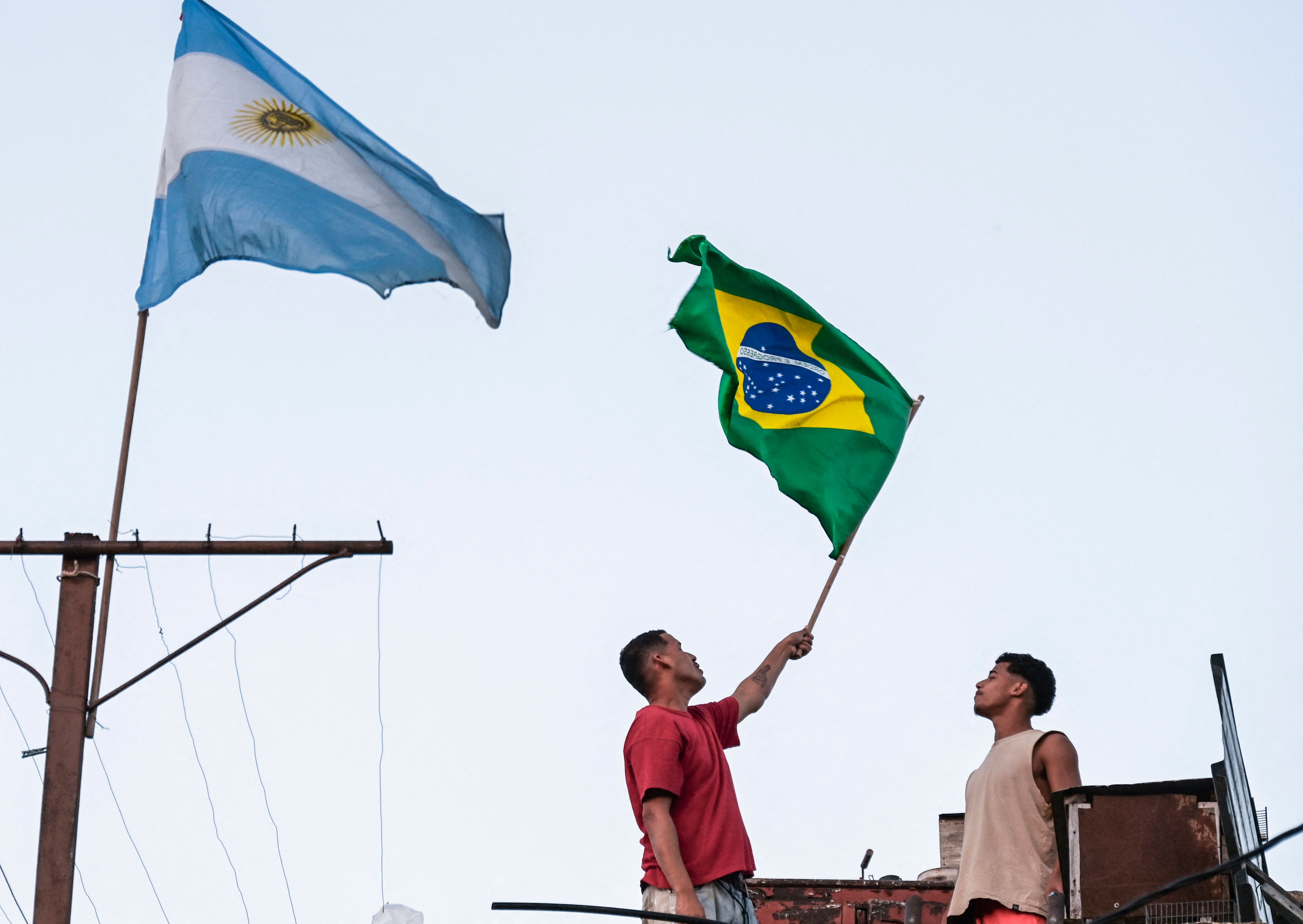 Penggemar Brasil mengibarkan bendera Brasil di atap rumah mereka, di samping bendera Argentina yang berkibar, di Havana, menjelang Final Pia