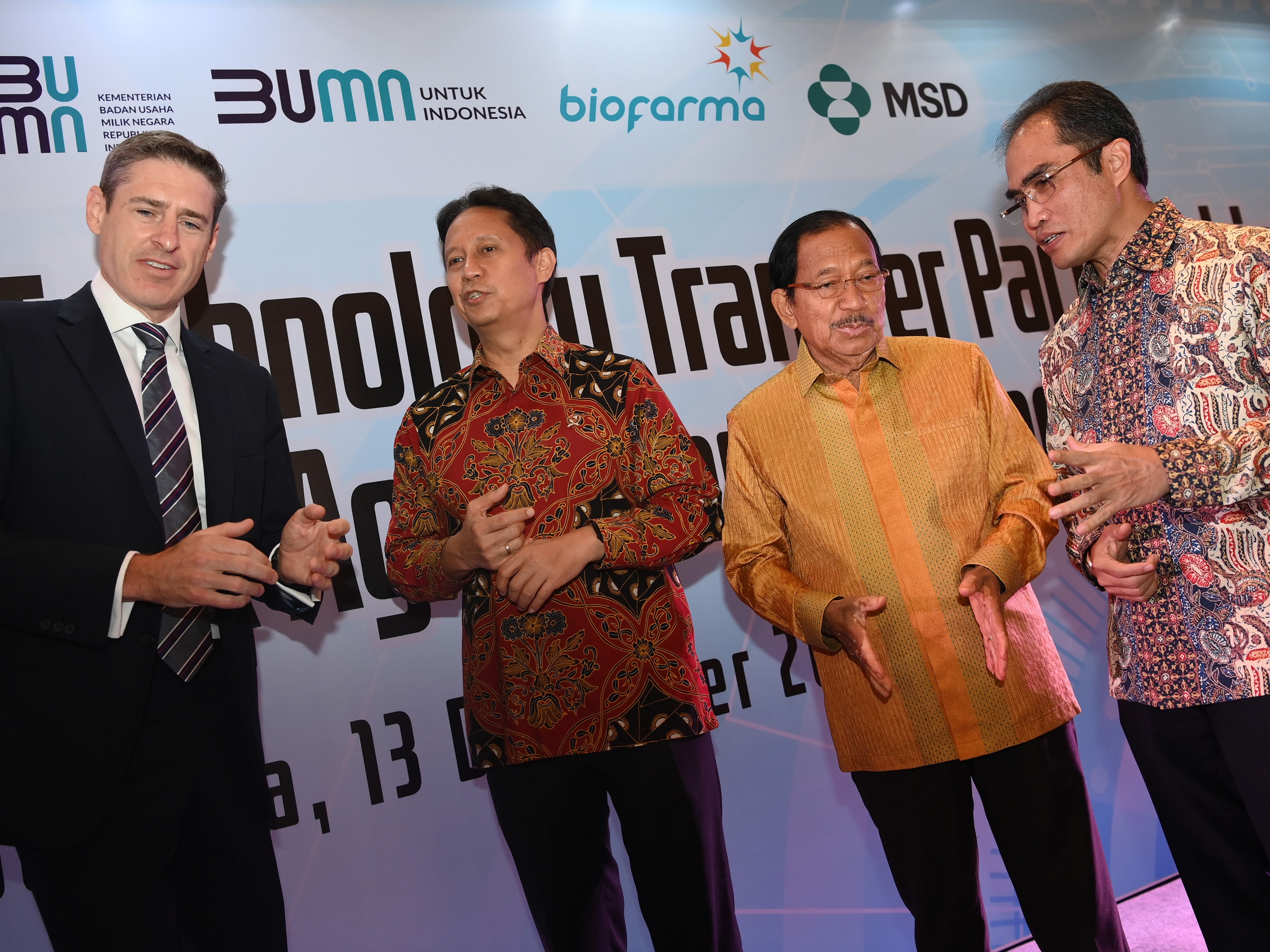 Budi G Sadikin (kedua kiri) didampingi Honesti Basyir (kanan), Komisaris Utama Bio Farma Tanri Abeng (kedua kanan), David Peacock.