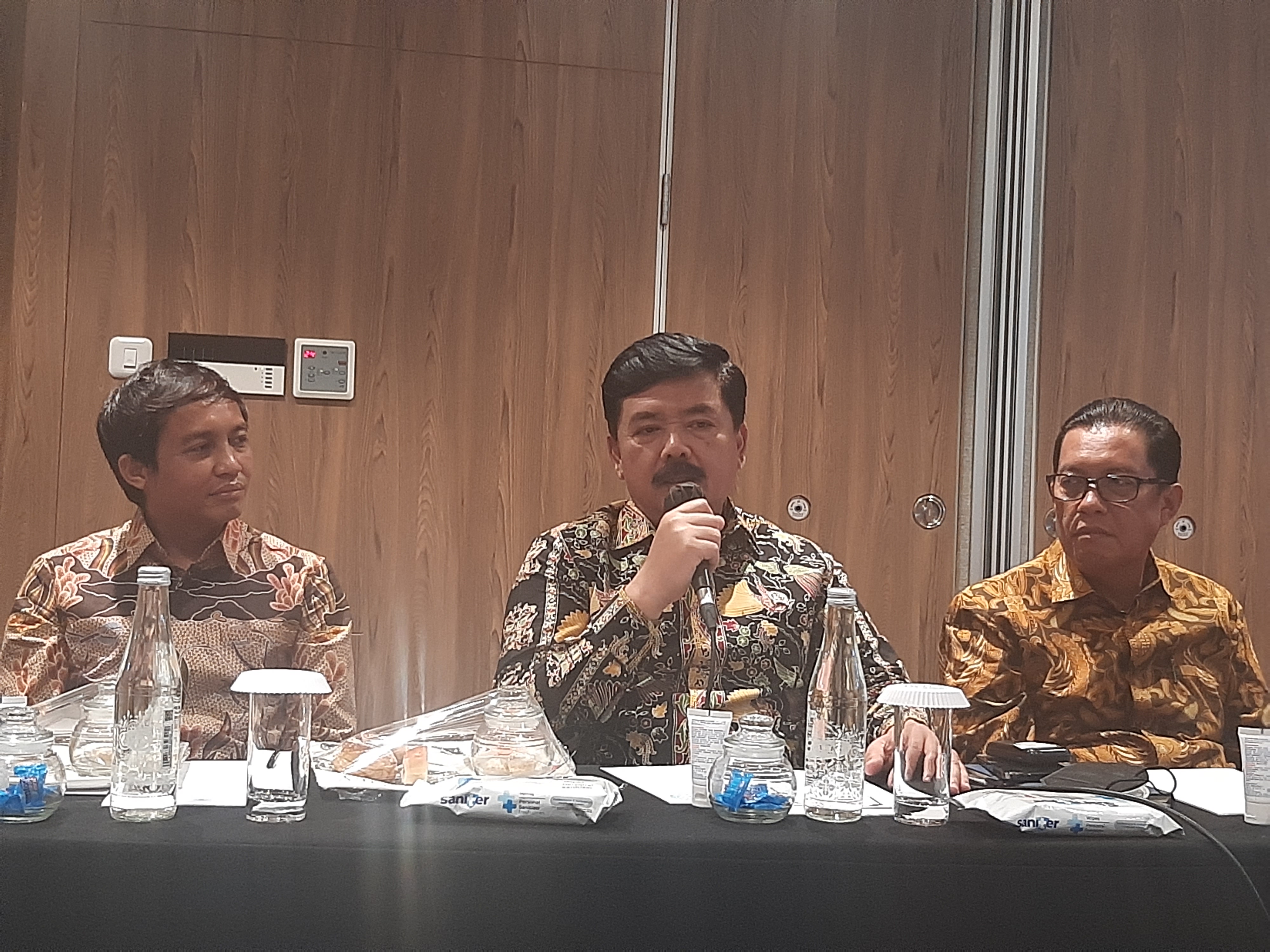 Menteri ATR/BPN Hadi Tjahjanto (tengah) dalam media gathering di Jakarta, Senin (19/12)