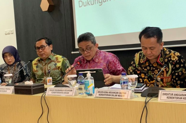 Direktur Jenderal Bina Keuangan Daerah Kemendagri Agus Fatoni (pojok kanan) dalam Media Briefing Kemenkeu di Jakarta, Jumat (16/12/2022). 