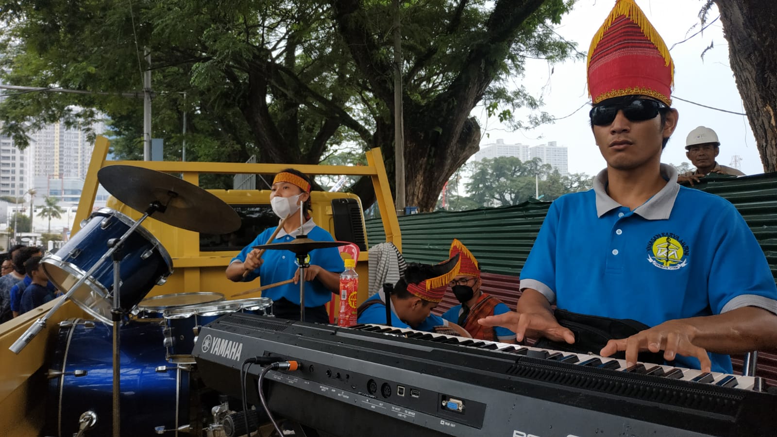 Para murid dari SLB Yayasan Karya Murni bermain musik di tepi jalan untuk berkampanye di Hari Disabilitas Internasional di Medan, Sumut.
