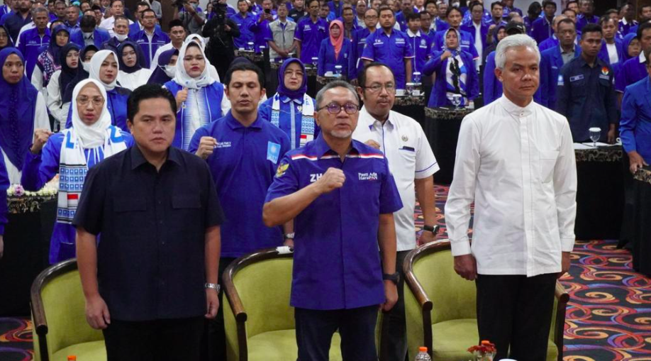 Ketua Umum PAN Zulkifli Hasan (tengah).