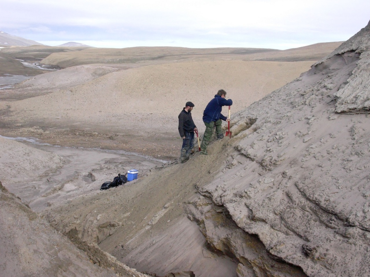 Peneliti sedang mengambil sampel sedimen di Greenland, Kutub Utara.