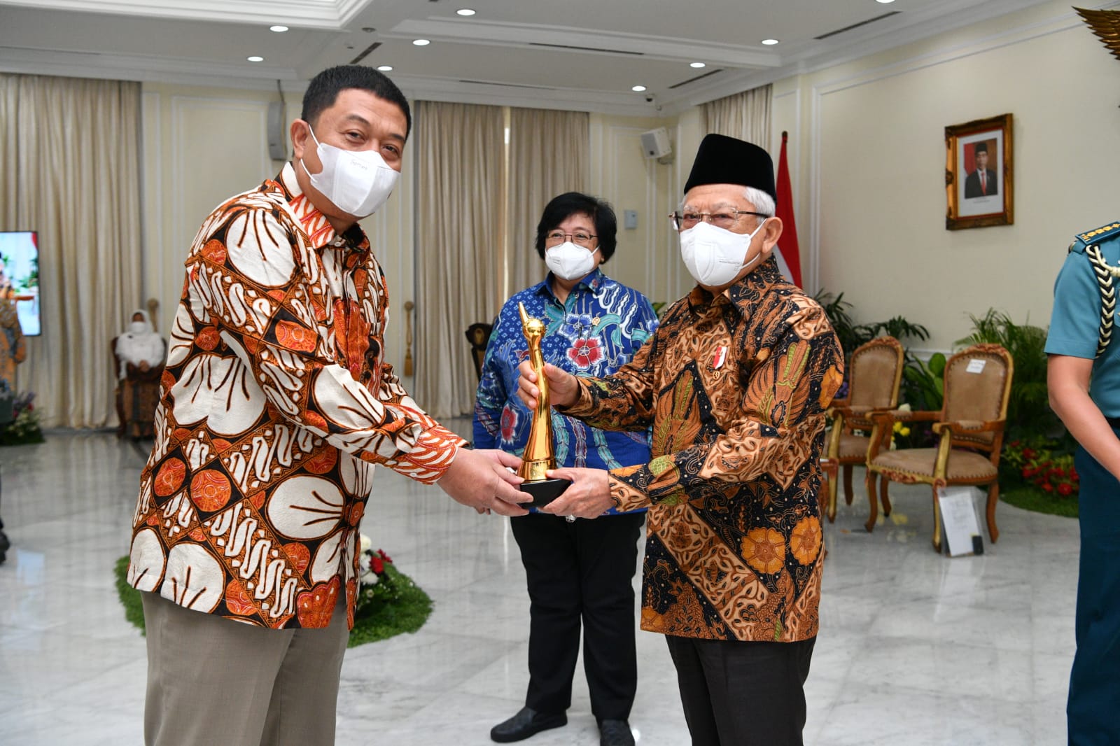 Wakil Presiden RI, K.H. Ma'ruf Amin didampingi Menteri LHK Siti Nurbaya, menyerahkan penghargaan Proper Emas kepada Dirops Tins, Kamis