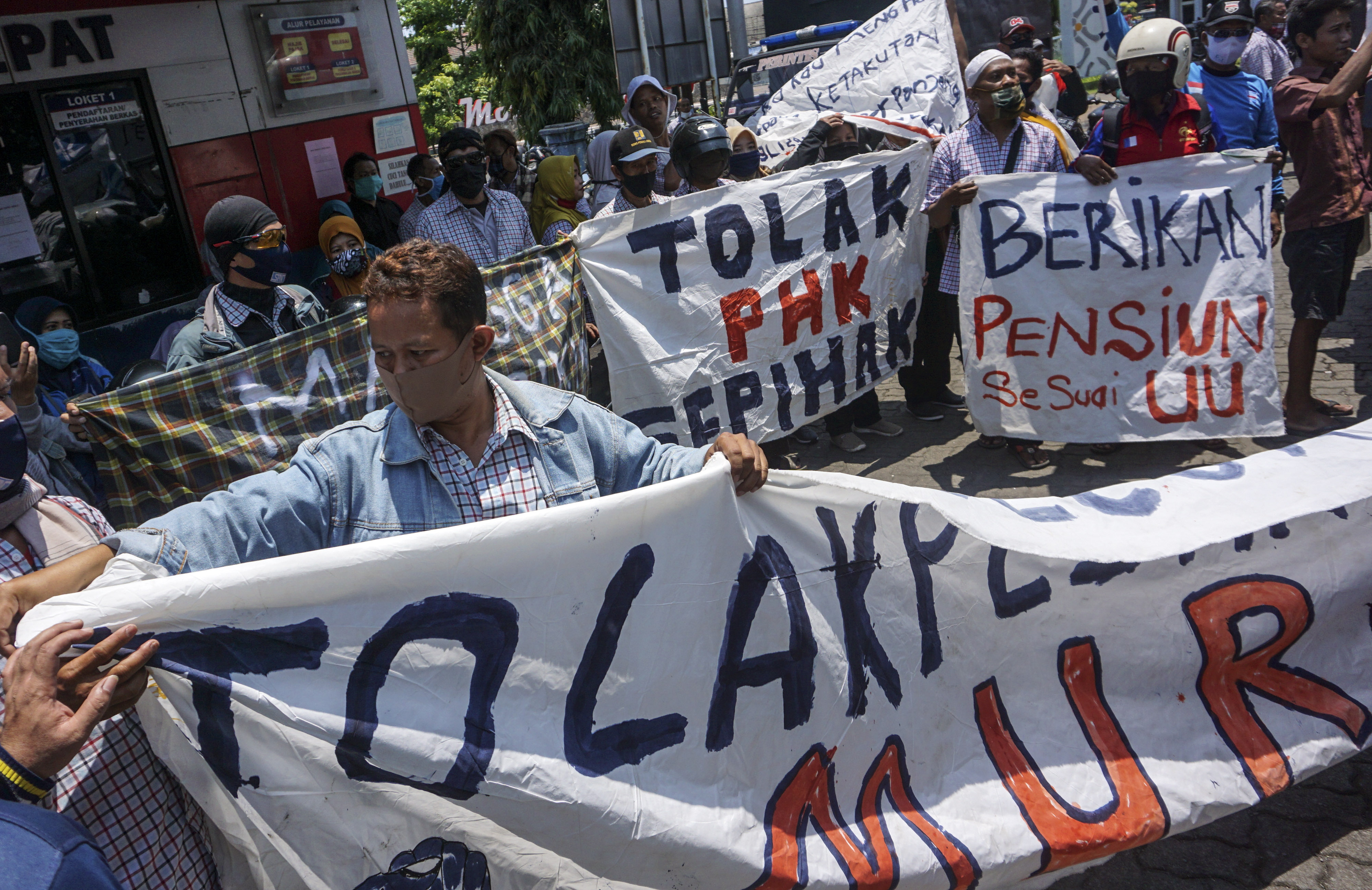 Sejumlah pekerja melakukan aksi protes terhadap gelombang PHK.
