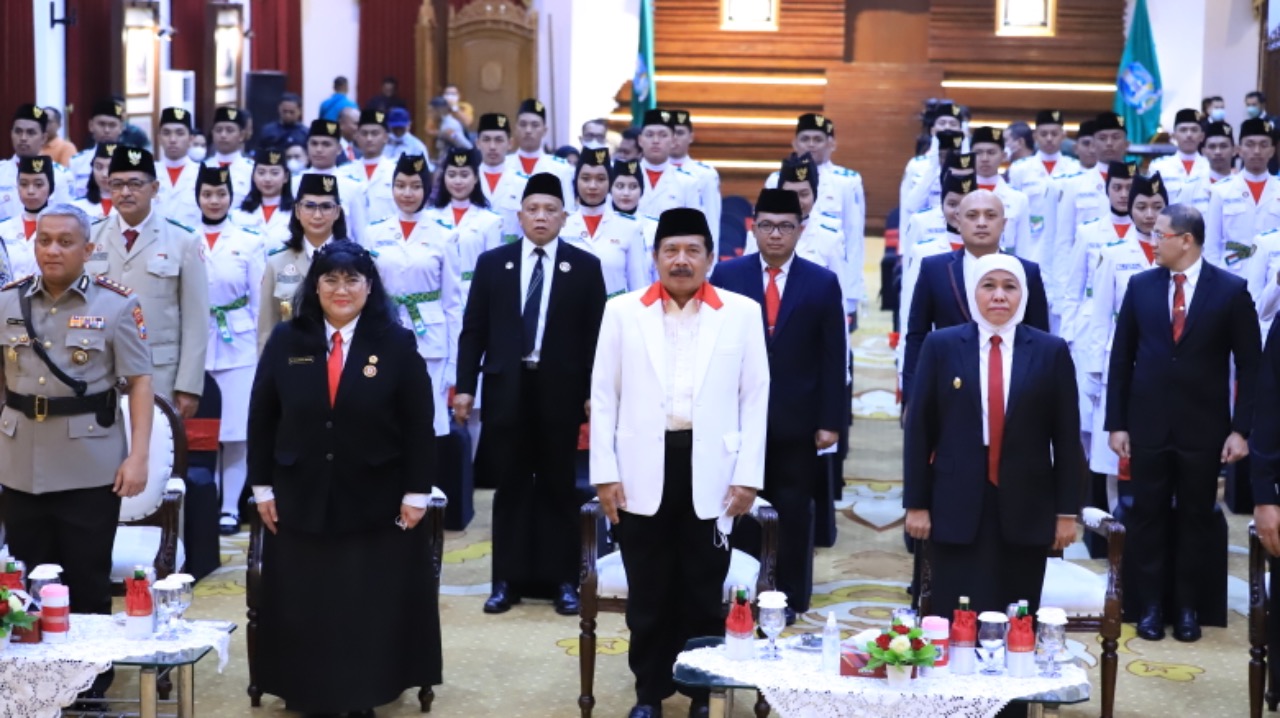 Kepala BPIP Prof. Drs. K.H. Yudian Wahyudi, M.A., Ph.D mengangkat Purnapaskibraka tahun 2021 Jawa Timu sebagai Duta Pancasila, Sabtu (17/12)