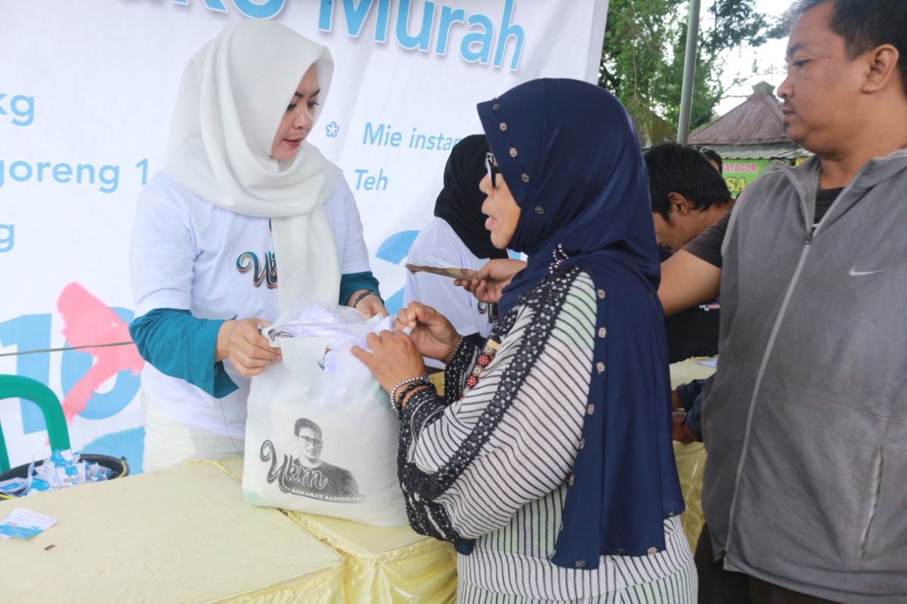 Relawan UKM Sahabat Sandi tergerak menstabilkan ekonomi rumah tangga, dengan membagikan ratusan kupon sembako murah di Kab.Tasikmalaya, Juma