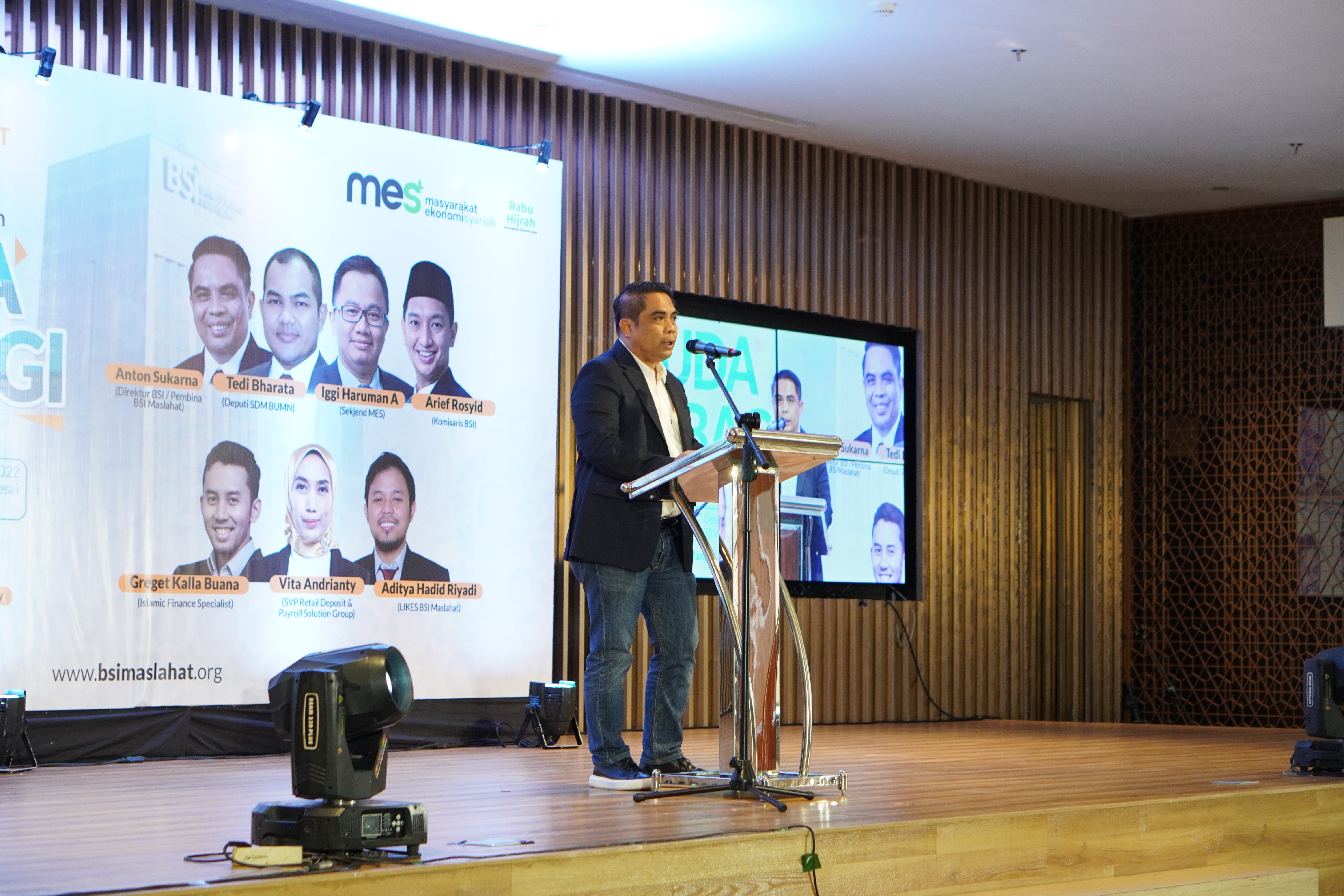 Direktur Sales & Distribution BSI Anton Sukarna saat memberikan sambutan dalam acara program BSI Muda Berbagi, Rabu (7/12). 