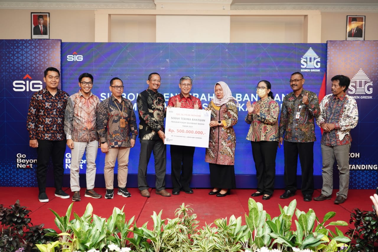 Penyerahan bantuan dari PT Semen Gresik untuk 6 desa di Blora dan Rembang