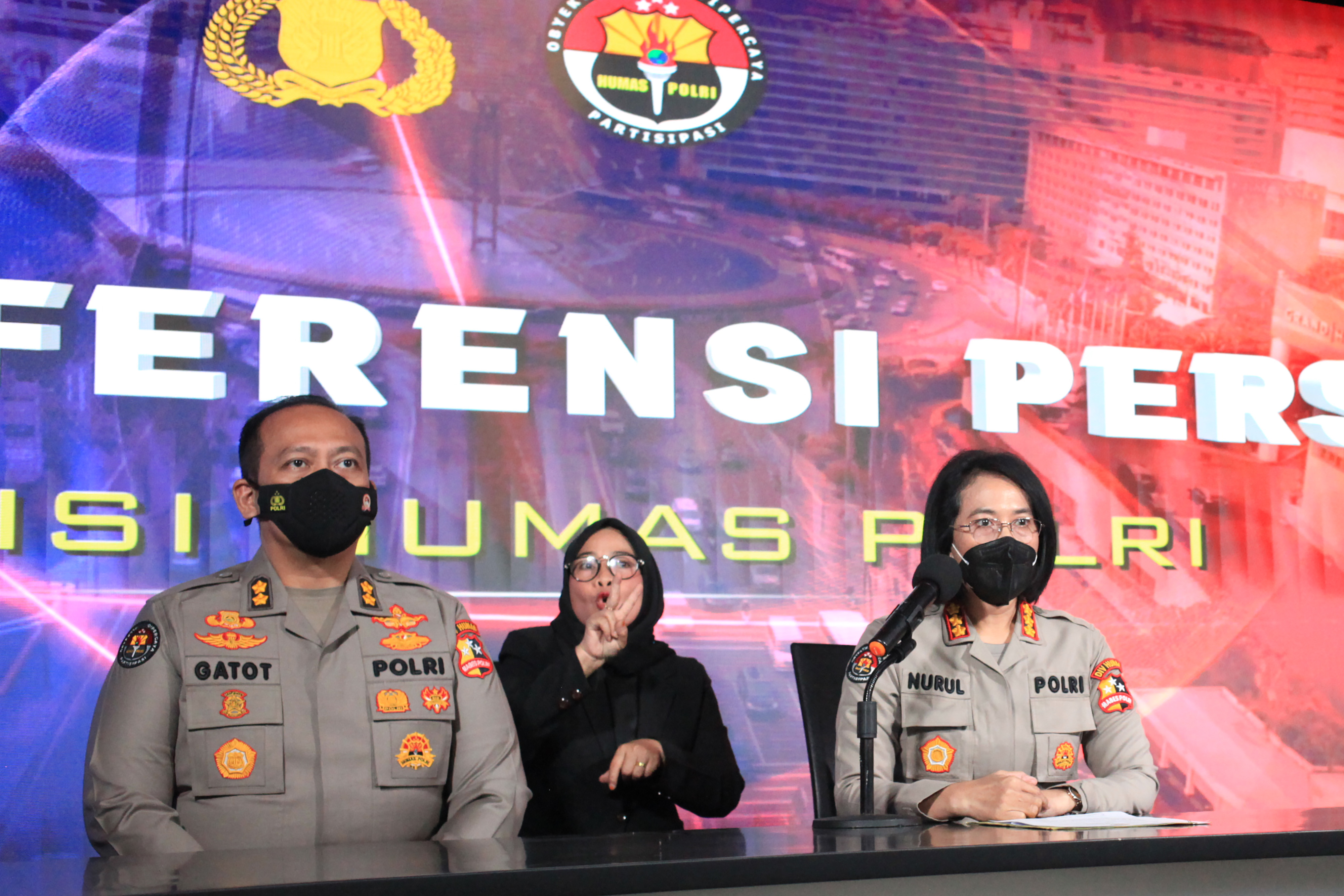 Kepala Bagian Penerangan Umum (Kabagpenum) Divisi Humas Polri Kombes Nurul Azizah (kanan) saat memberikan keterangan kepada media.