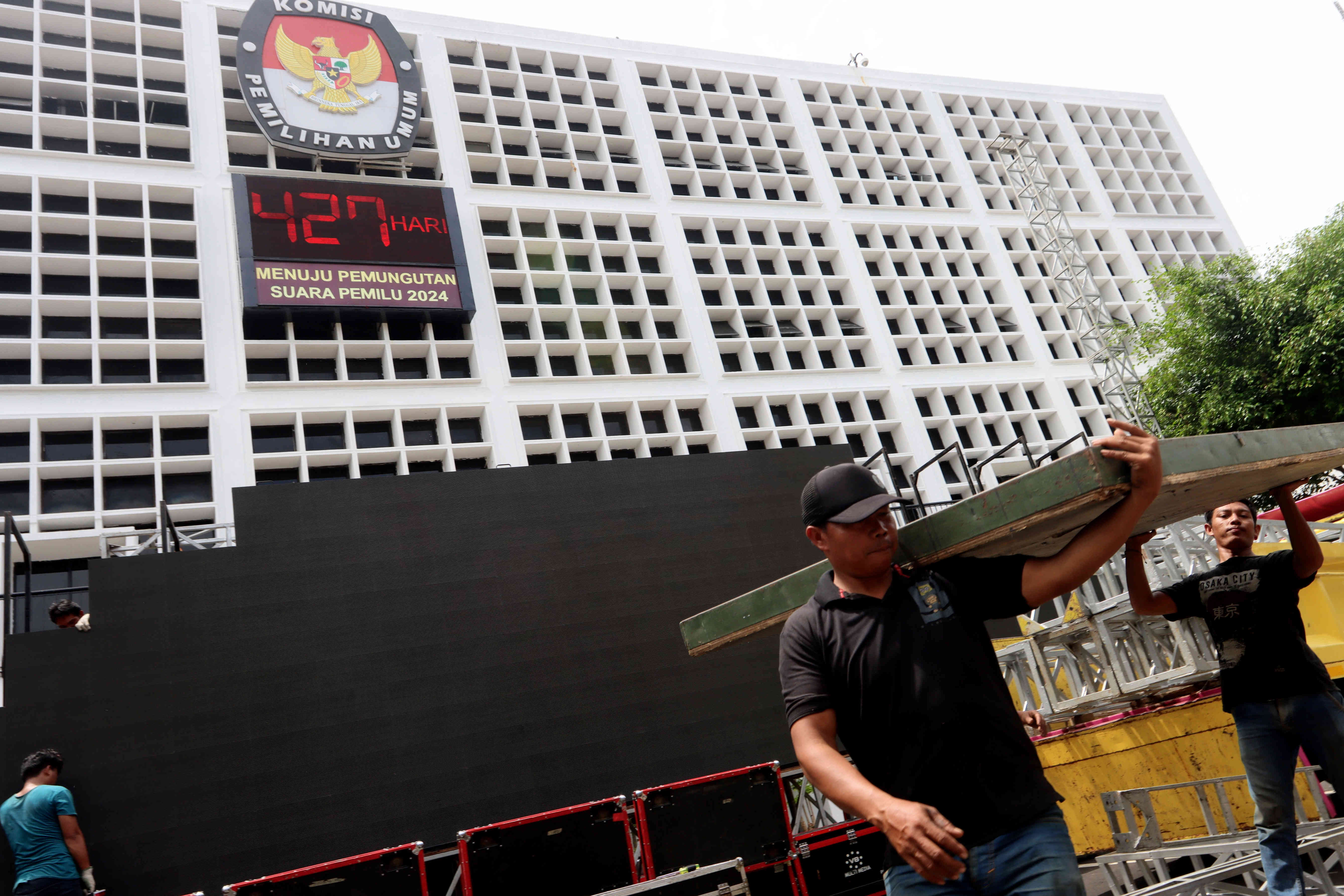 Papan waktu hitung mundur Pemilihan Umum 2024 di Kantor KPU RI Jakarta.