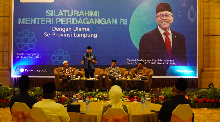 Ketua Umum PAN Zulkifli Hasan (tengah).