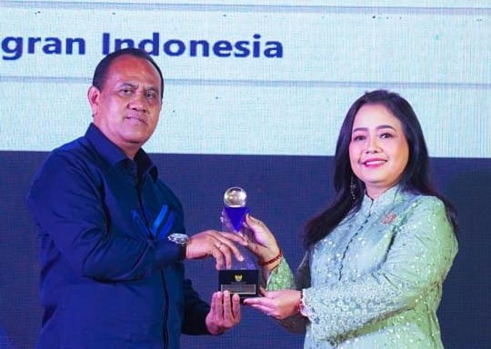 Plt. Sekretaris Utama BP2MI, Gatot Hermawan Saat Menerima Penghargaan Keterbukaan Informasi Publik. 