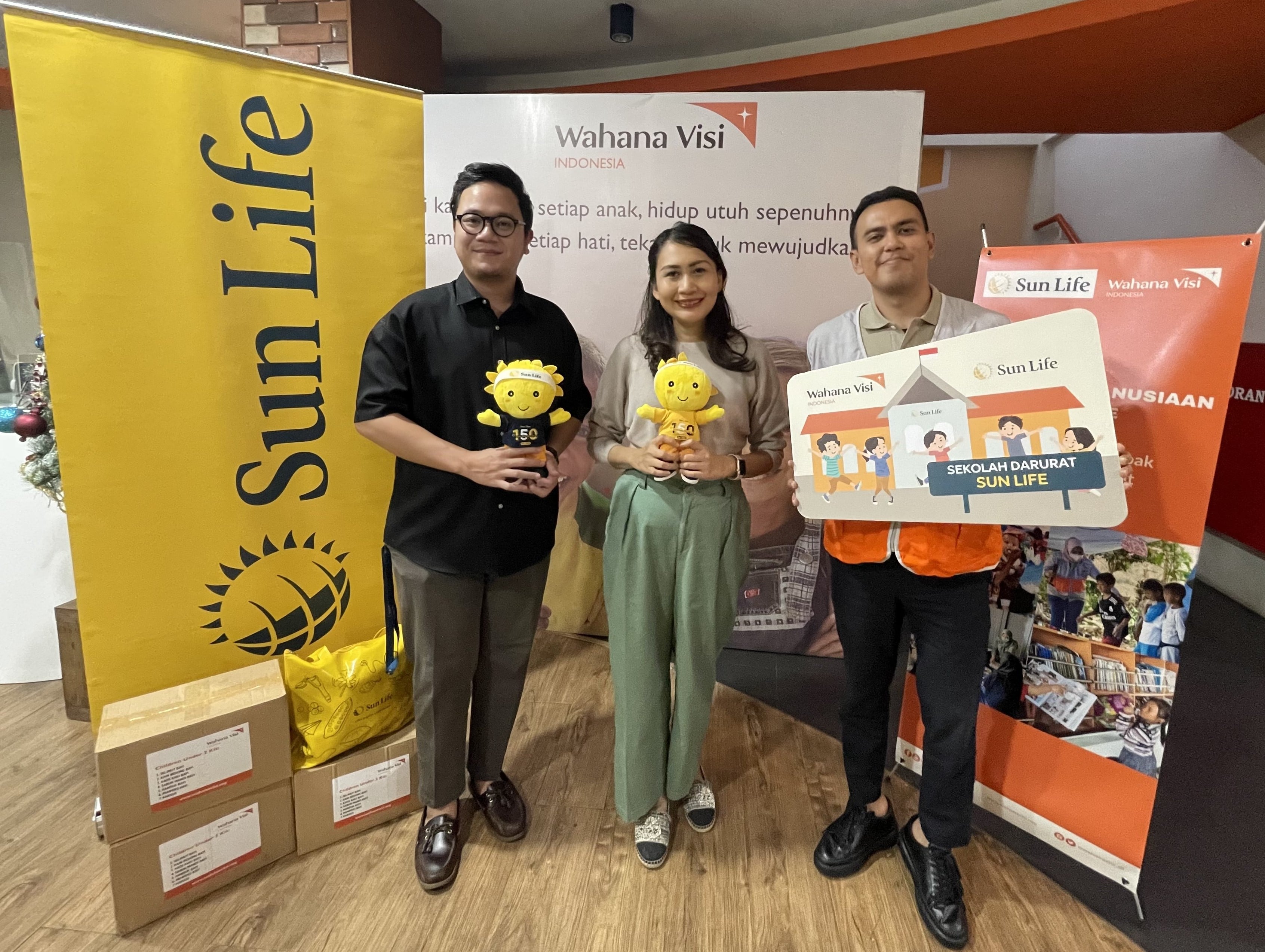 Tim Corporate Communication Sun Life Indonesia saat penyerahan donasi untuk anak-anak korban gempa