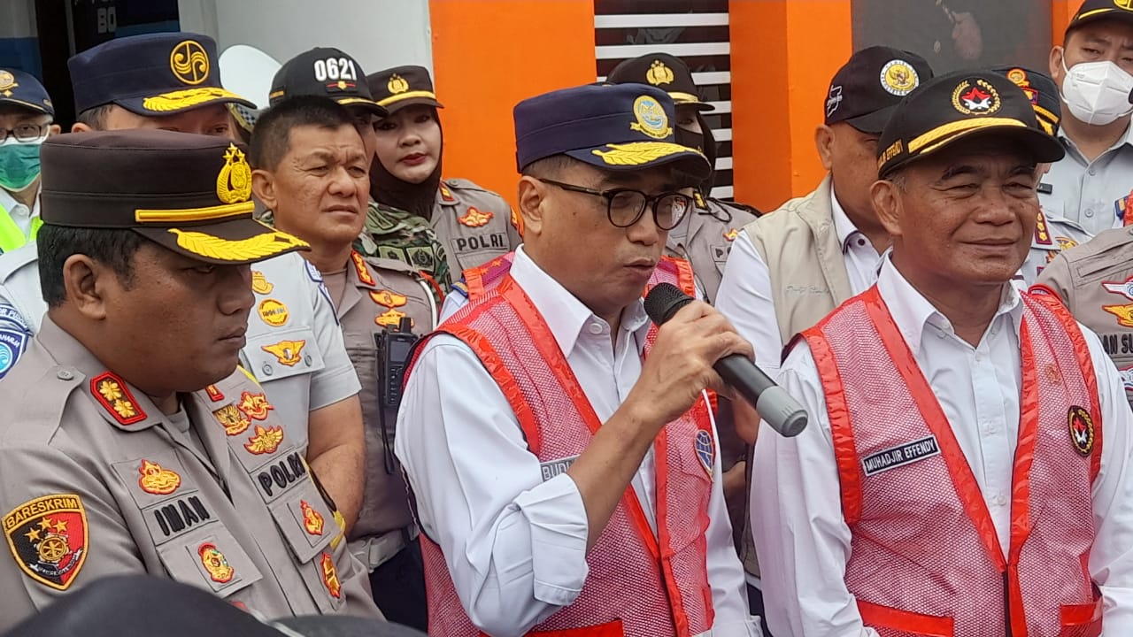 Tinjau Jalur Puncak, Menko PMK dan Menhub Ingatkan Cuaca Ekstrem 