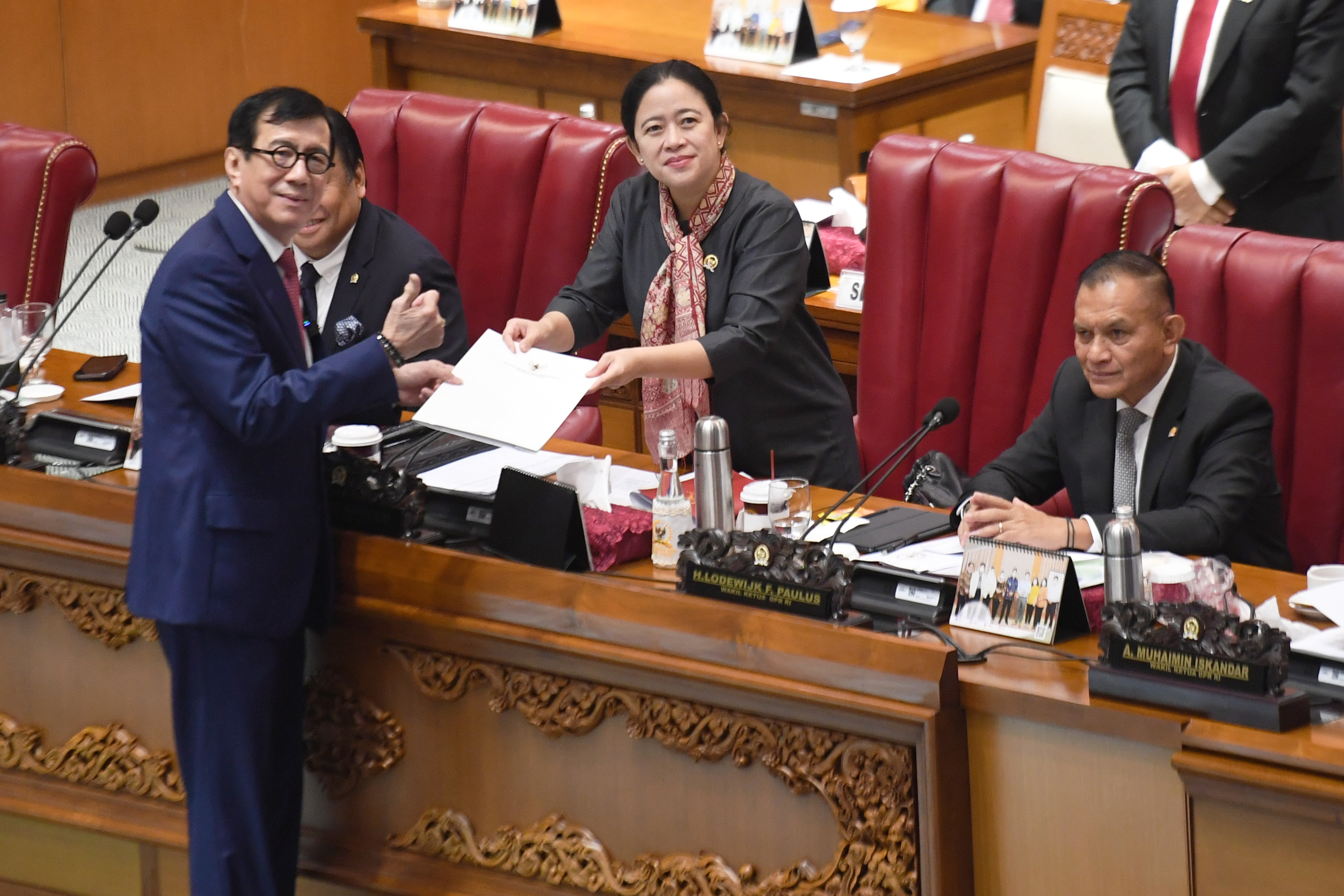 Menteri Hukum dan HAM Yasonna Laoly (kiri) menyerahkan berkas kepada Ketua DPR Puan Maharani.