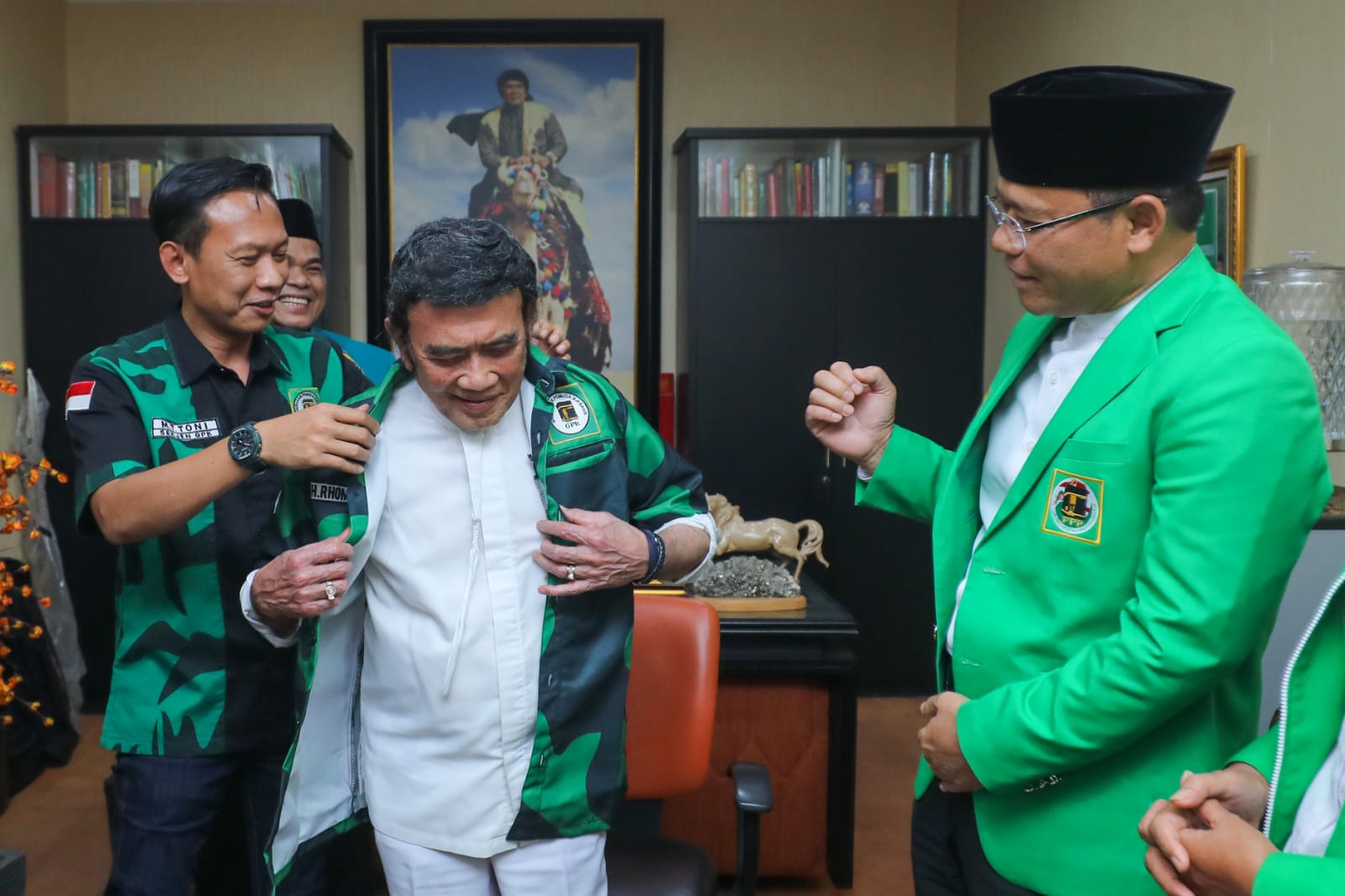 Plt Ketu Partai Persatuan Pembangunan (PPP) Muhamad Mardiono bersilaturahmi kepada Deklarator Gerakan Pemuda Kabah (GPK) Rhoma Irama, Depok