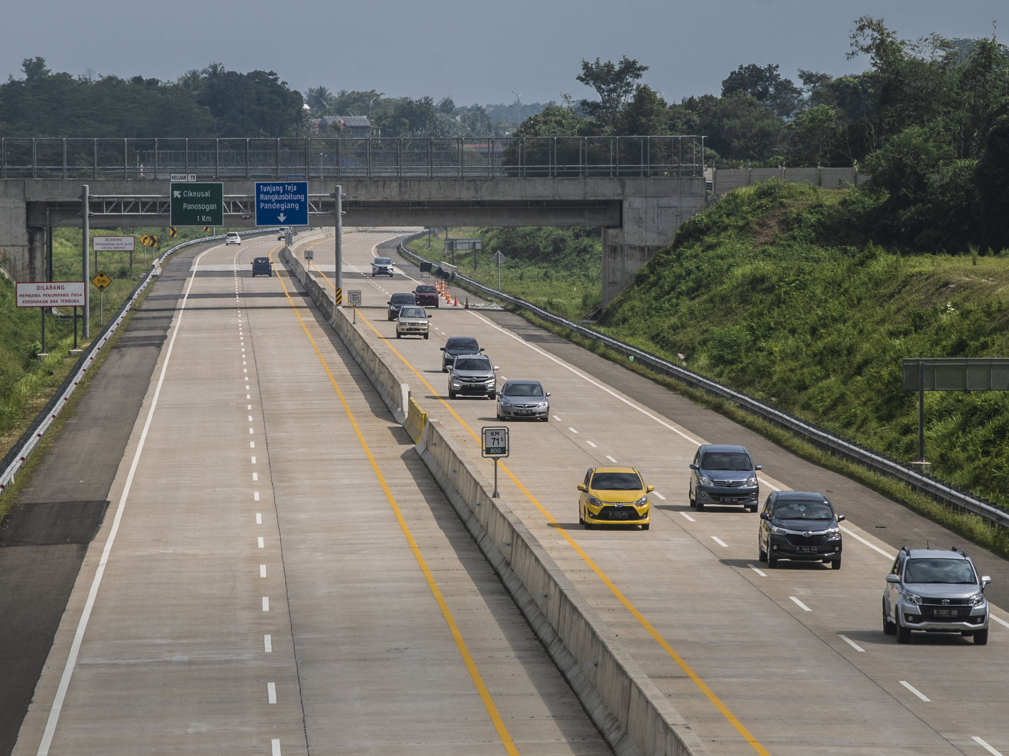 Pengendara roda empat melintas di jalur tol Serang-Rangkasbitung di Lebak, Banten, Minggu (9/1/2022).
