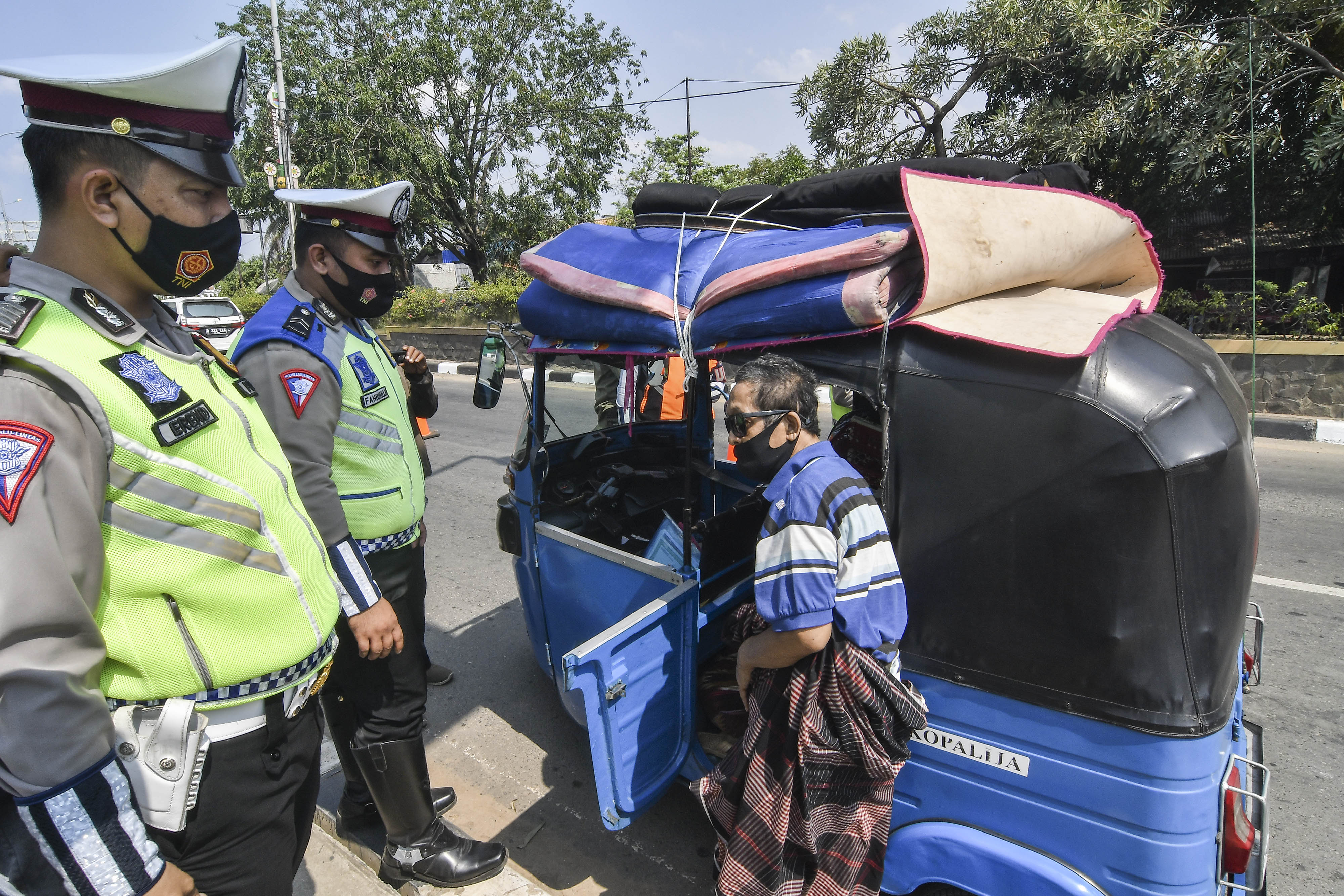 Sejumlah petugas kepolisian dari Polres Metro Bekasi, Jawa Barat, berjaga.