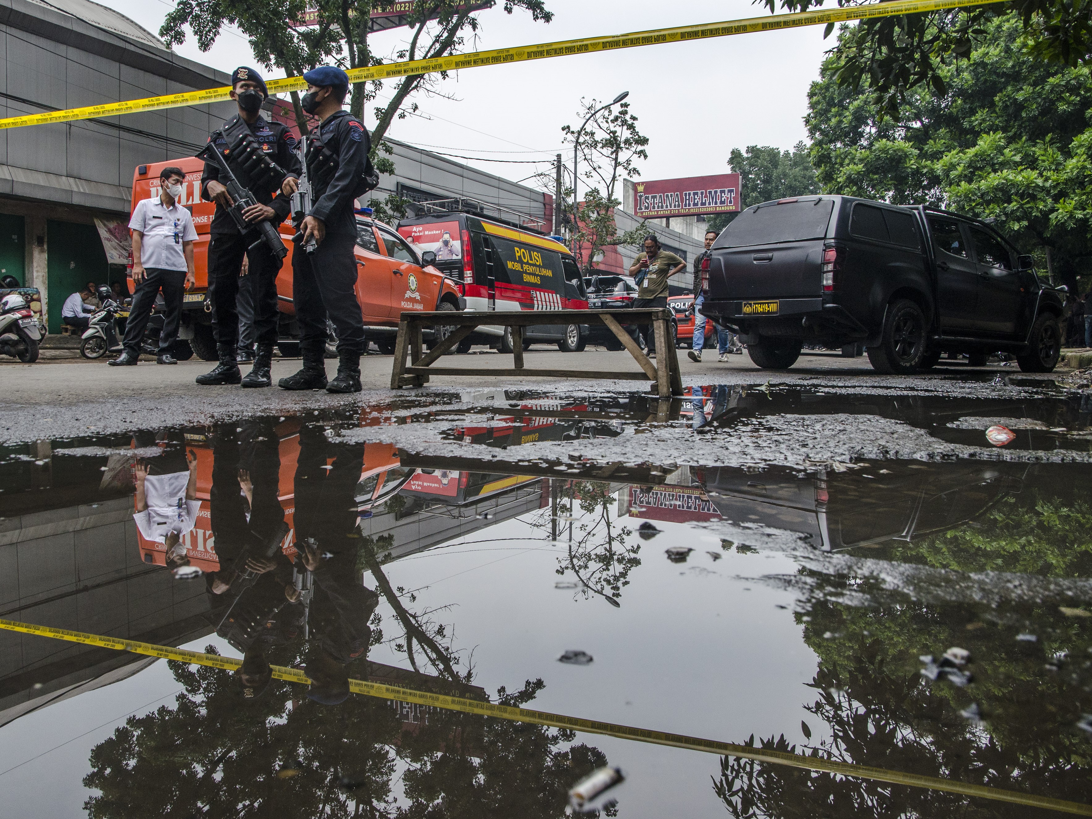  Tim Brimob Polri mengamankan area lokasi usai peristiwa bom bunuh diri di Polsek Astana Anyar, Bandung, Jawa Barat, Rabu (7/12/2022).