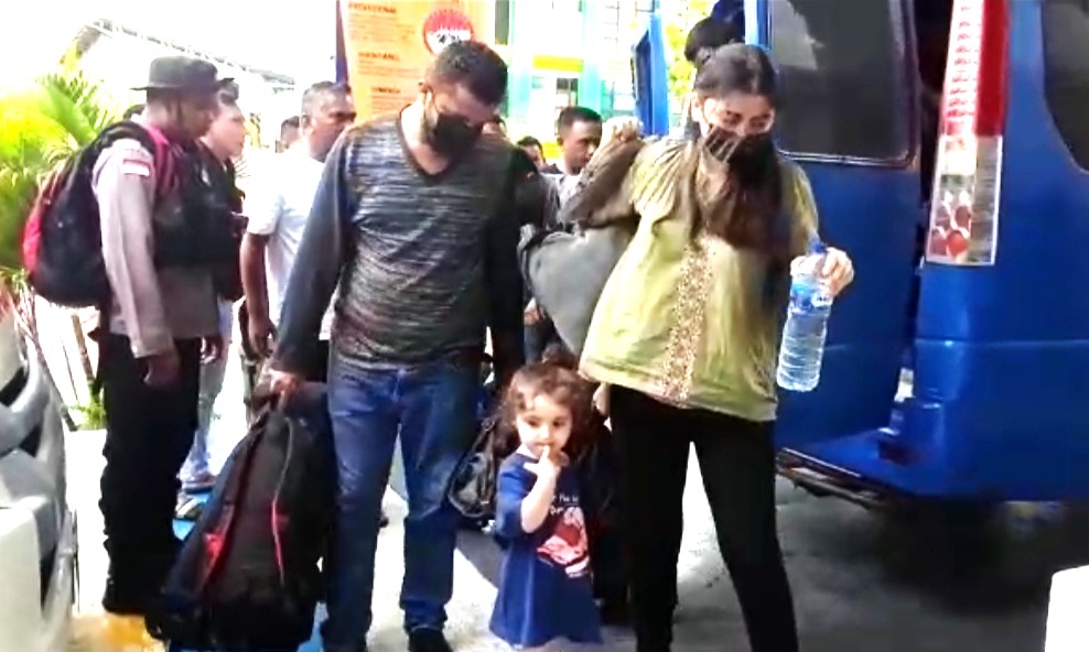 Sebanyak 13 imigran Irak yang terdampar di Pulau Rote setelah diadang aparat keamanan Australia dievakuasi ke Kupang, NTT, Sabtu (17/12).