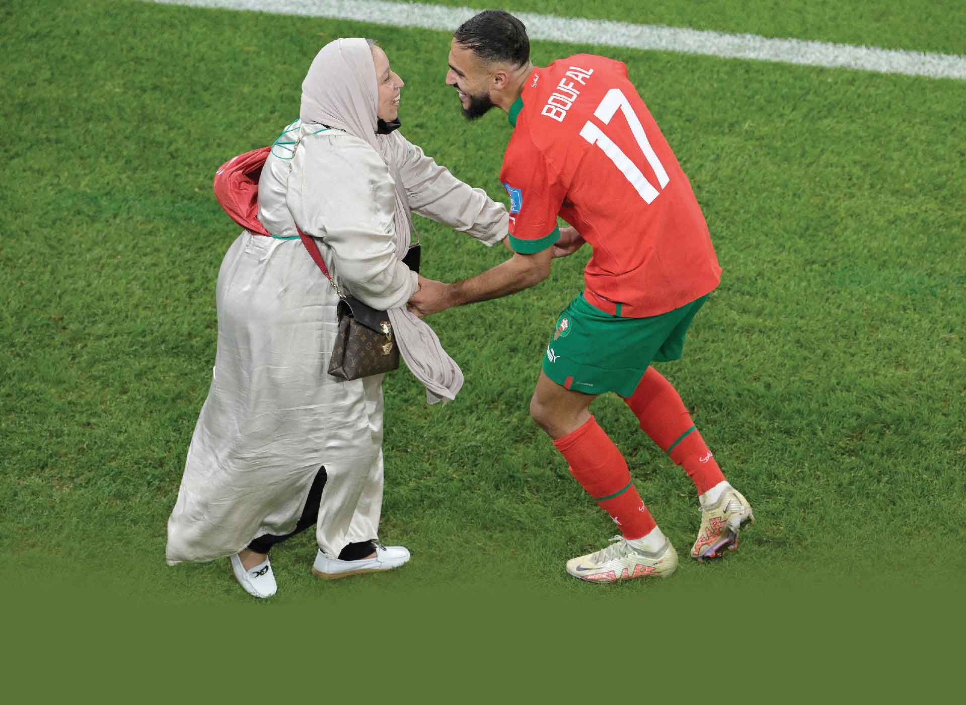 AJAK SANG IBU: Gelandang Maroko Sofi ane Boufal bercengkerama dengan sang ibu di lapangan hijau untuk merayakan kemenangan 1-0 atas Portugal