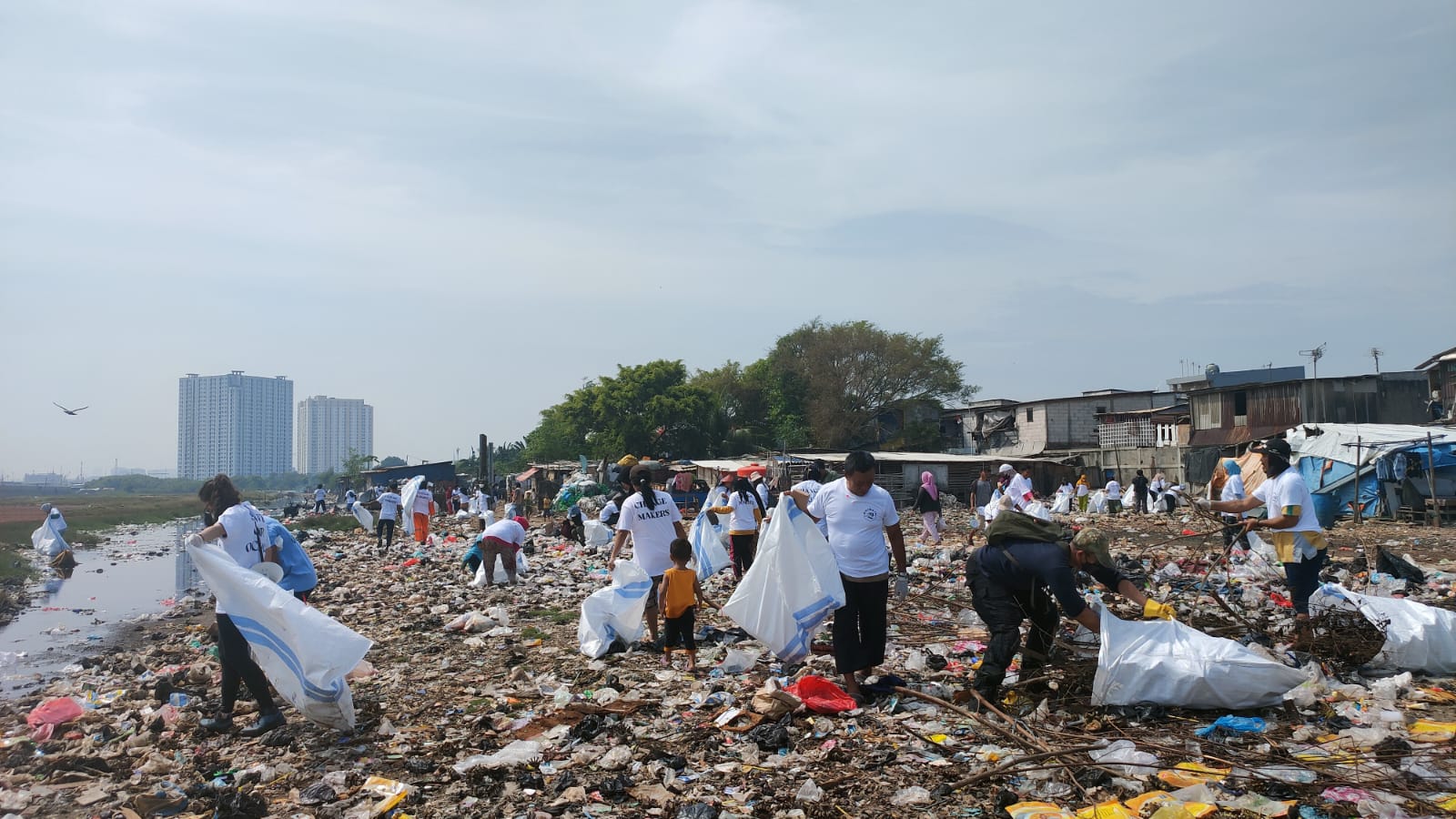 BERSIH SAMPAH: Aktivis lingkungan yang tergabung di The Antheia Project menggelar aksi bersih sampah di Muara Baru, Jakarta, Sabtu (3/12). 