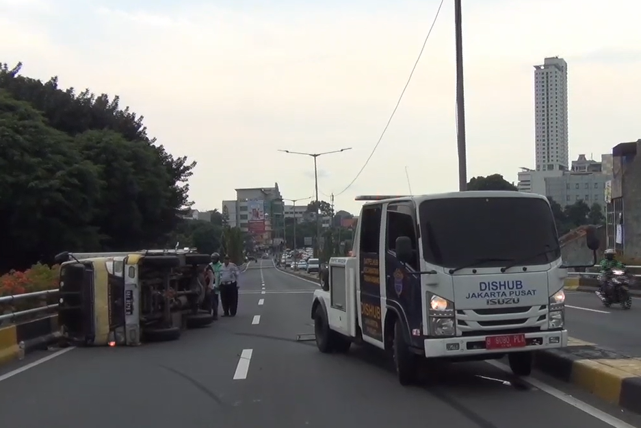 Truk yang terguling.
