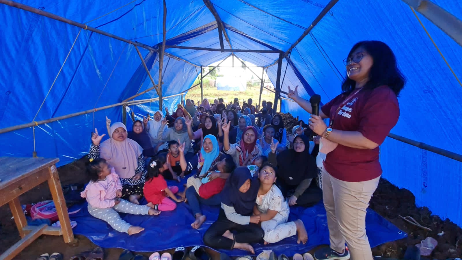 Tim PKM Untar berbincang dengan pelaku UMKM korban Gempa CIanjur