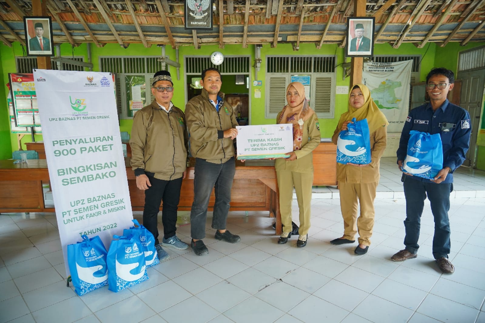 PT Semen Gresik (PTSG) melalui Unit Pengumpul Zakat (UPZ) menyalurkan zakat dalam bentuk bantuan 900 paket sembako kepada mustahik di Kabupa
