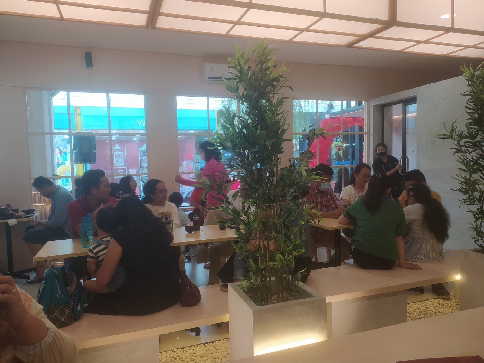 Para pengunjung Katsunyaka menikmati hidangan di Cihampelas Walk