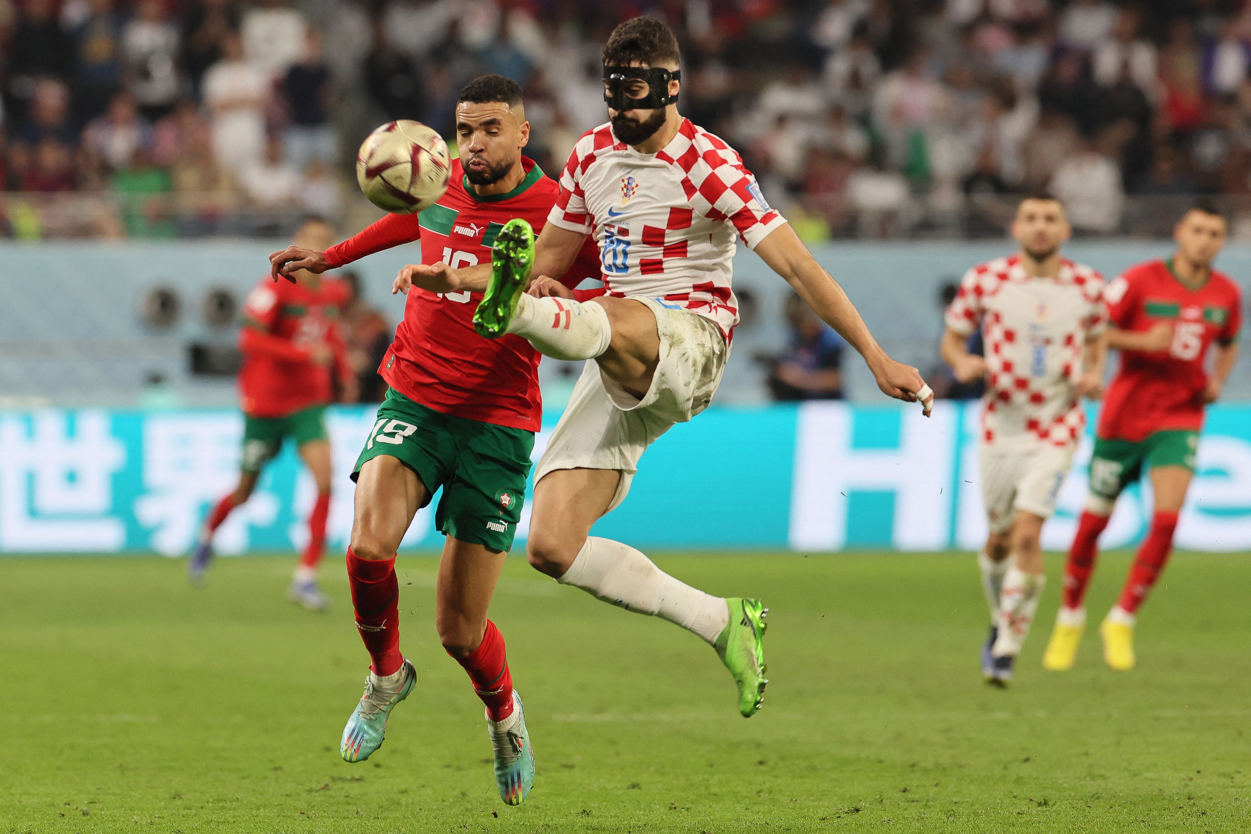 Aksi bek timnas Kroasia Josko Gvardiol (bertopeng) saat menghadapi Maroko dalam perebutan tempat ketiga Piala Dunia 2022 Qatar.