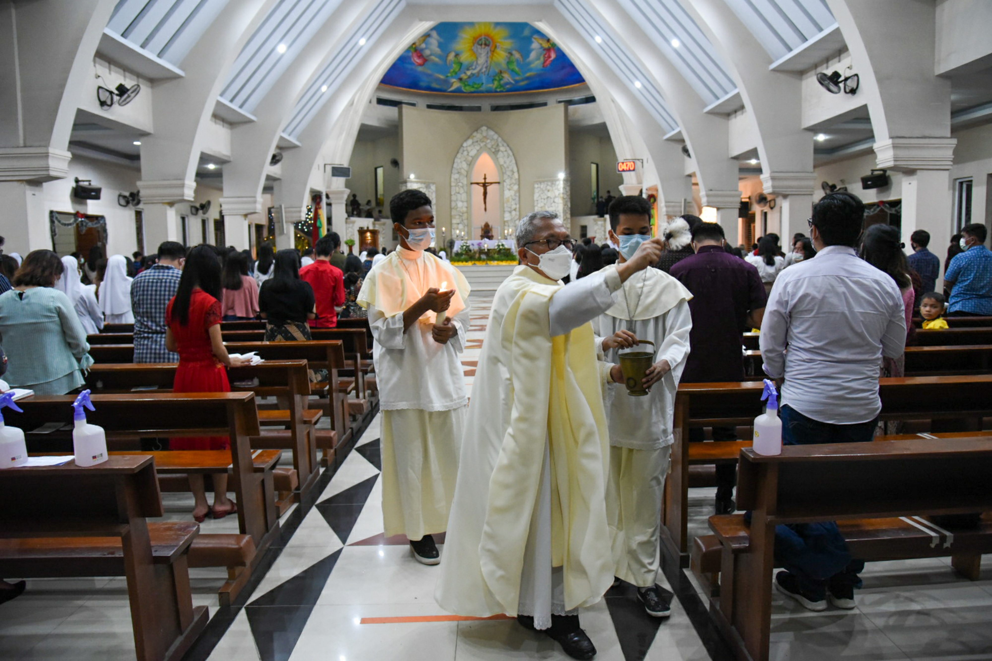 Misa Malam Natal di Gereja Katolik Stasi Santo Yosep, Kota Medan, Sumatera Utara, Jumat (24/12/2021) dibatasi karena pandemi covid. 
