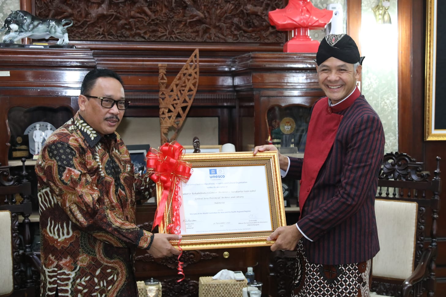 Kepala Arsip Nasional RI (ANRI) Imam Gunarto menyerahkan sertifikat pengakuan dari Unesco kepada Gubernur Jateng Ganjar Pranowo, di Semarang