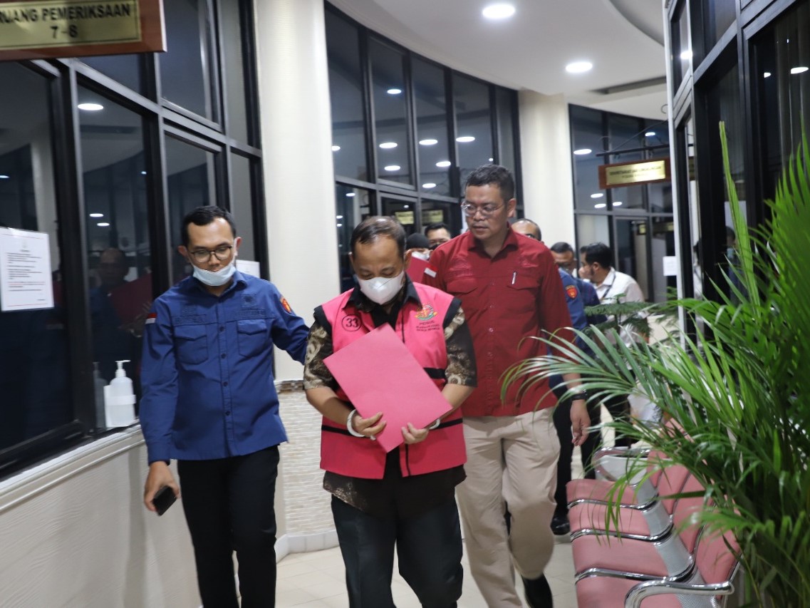 Bambang dan Anjar langsung ditahan di Rumah Tahanan (Rutan) Salemba cabang Kejaksaan Agung selama 20 hari ke depan.