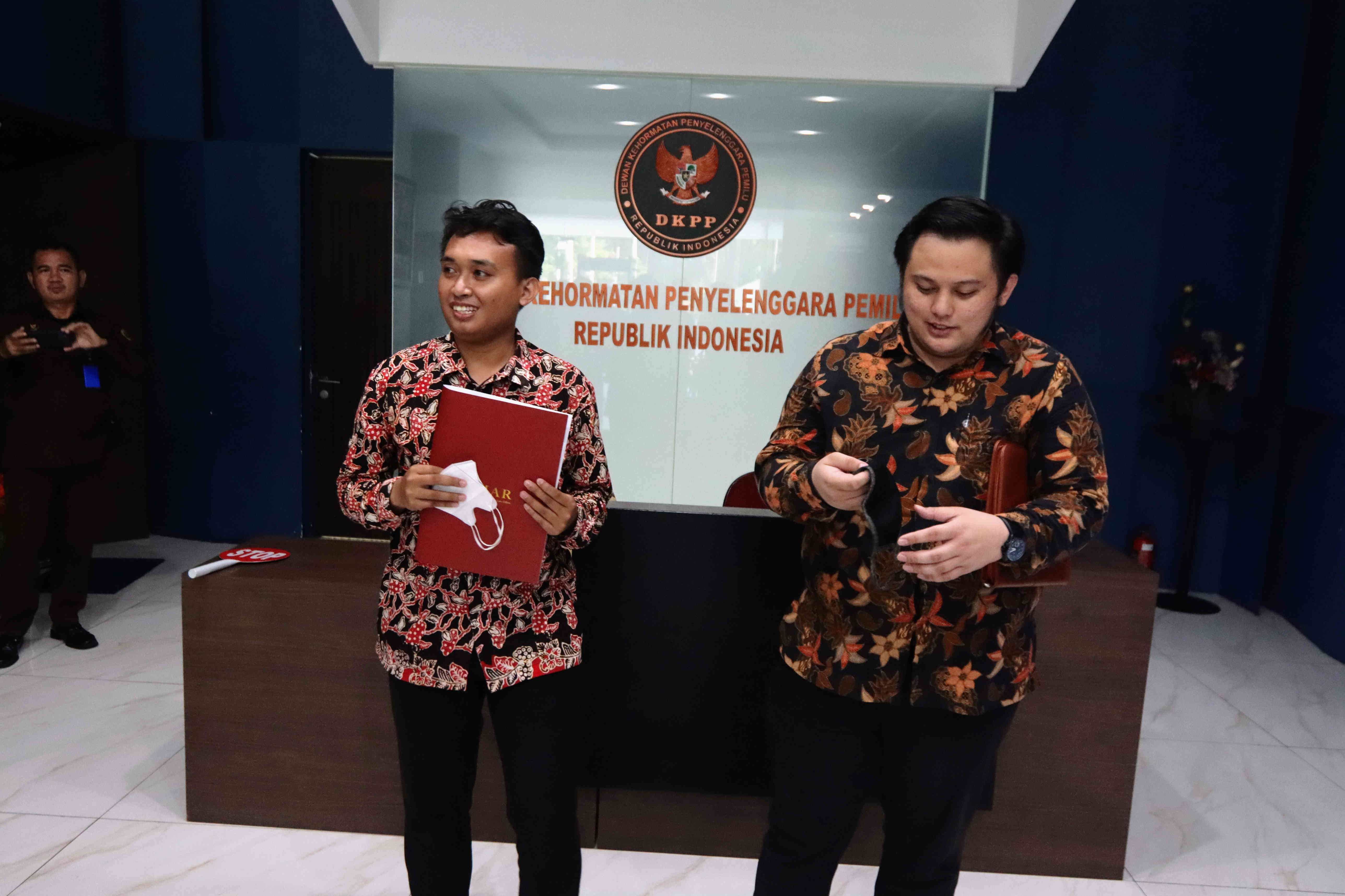 Ibnu Syamsu dari firma hukum Themis Indonesia dan Airlangga Julio dari Amar Law Firm, menjadi perwakilan yang melaporkan Idham beserta sembi