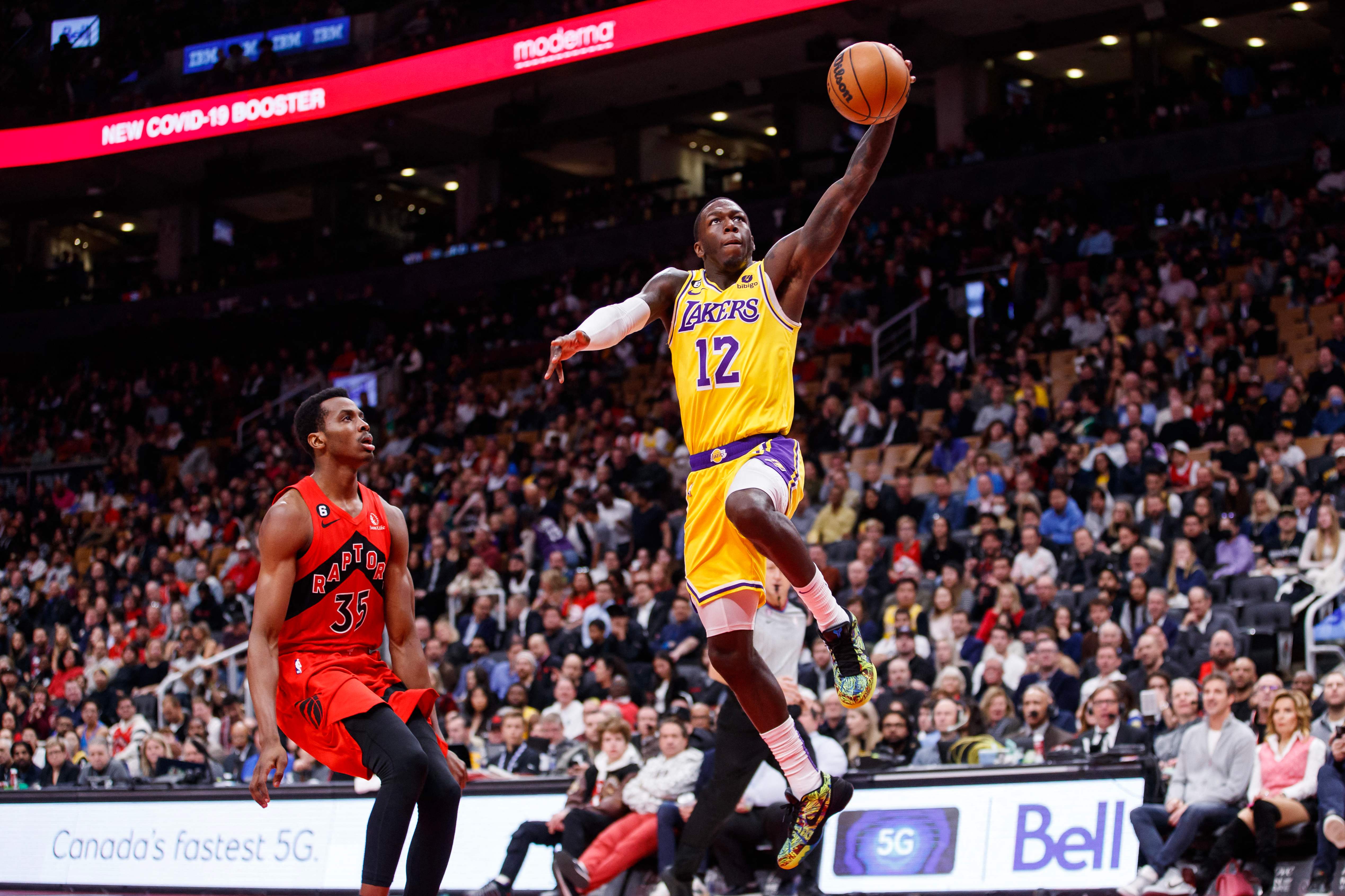 Laga NBA antara Toronto Raptors dan Los Angeles Lakers.