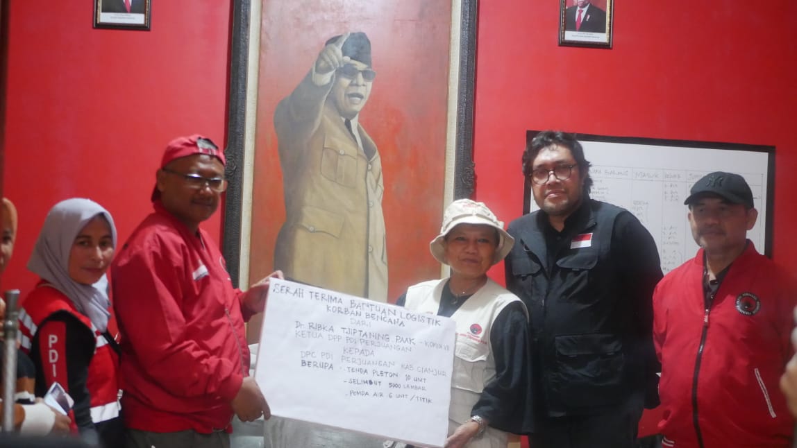 Ketua PDIP Jawa Barat Ono Surono (baju hitam) menyaksikan penyerahan bantuan untuk korban gempa Cianjur