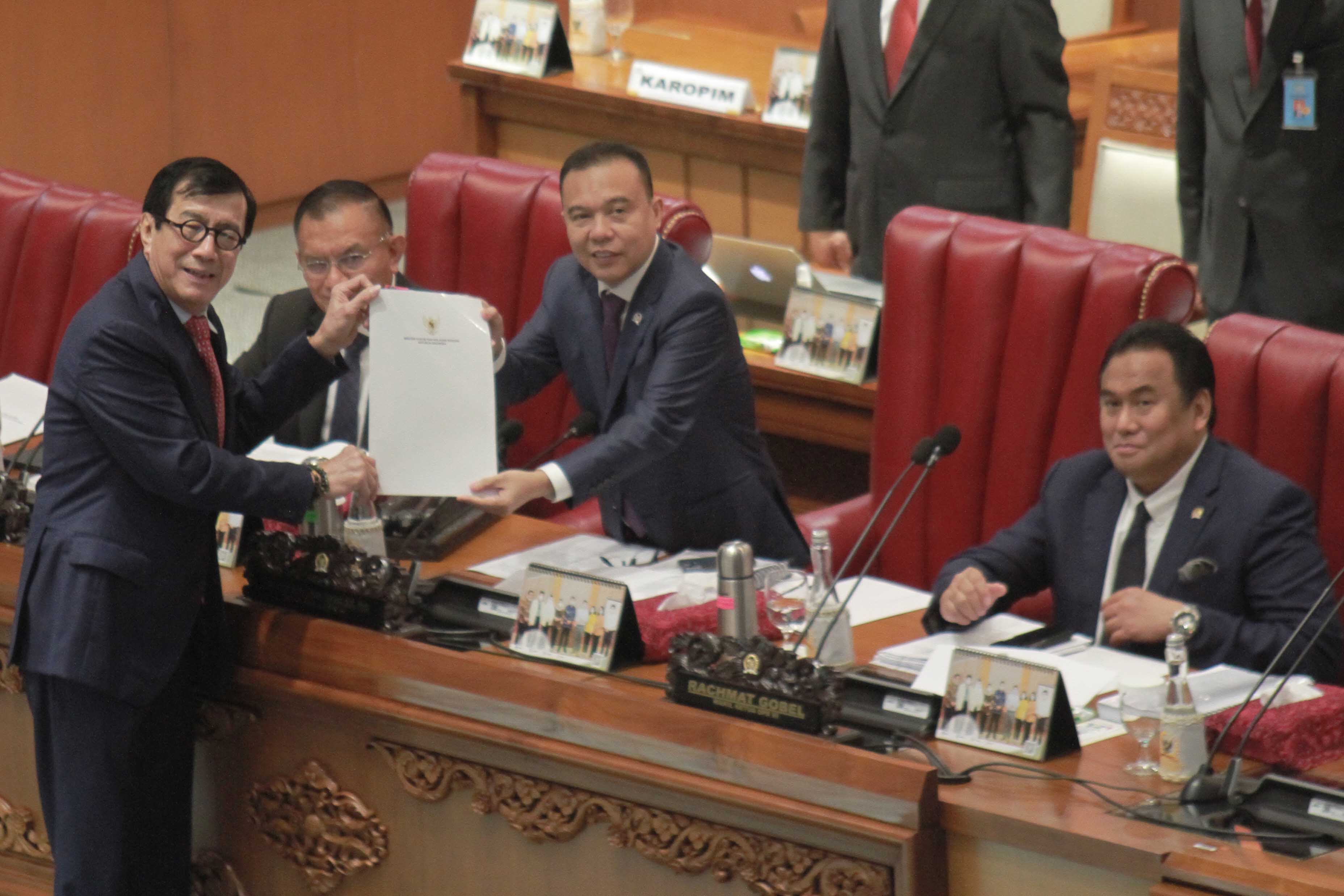 Menteri Hukum dan HAM (Menkumham) Yasonna Laoly menyerahkan pandangan akhir pemerintah.