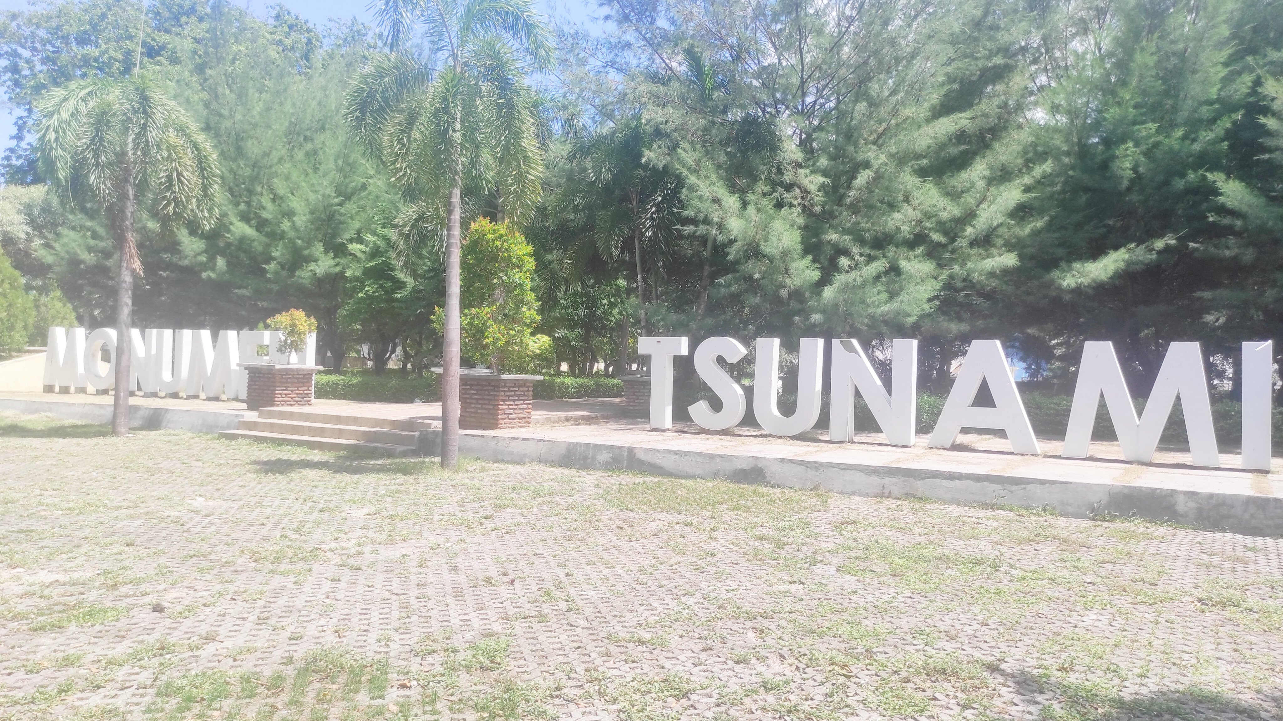 Monumen Stunami yang dibangun mengenang peristiwa gempa dan Stunami tahun 1992 yang melanda Kabupaten Sikka, NTT.