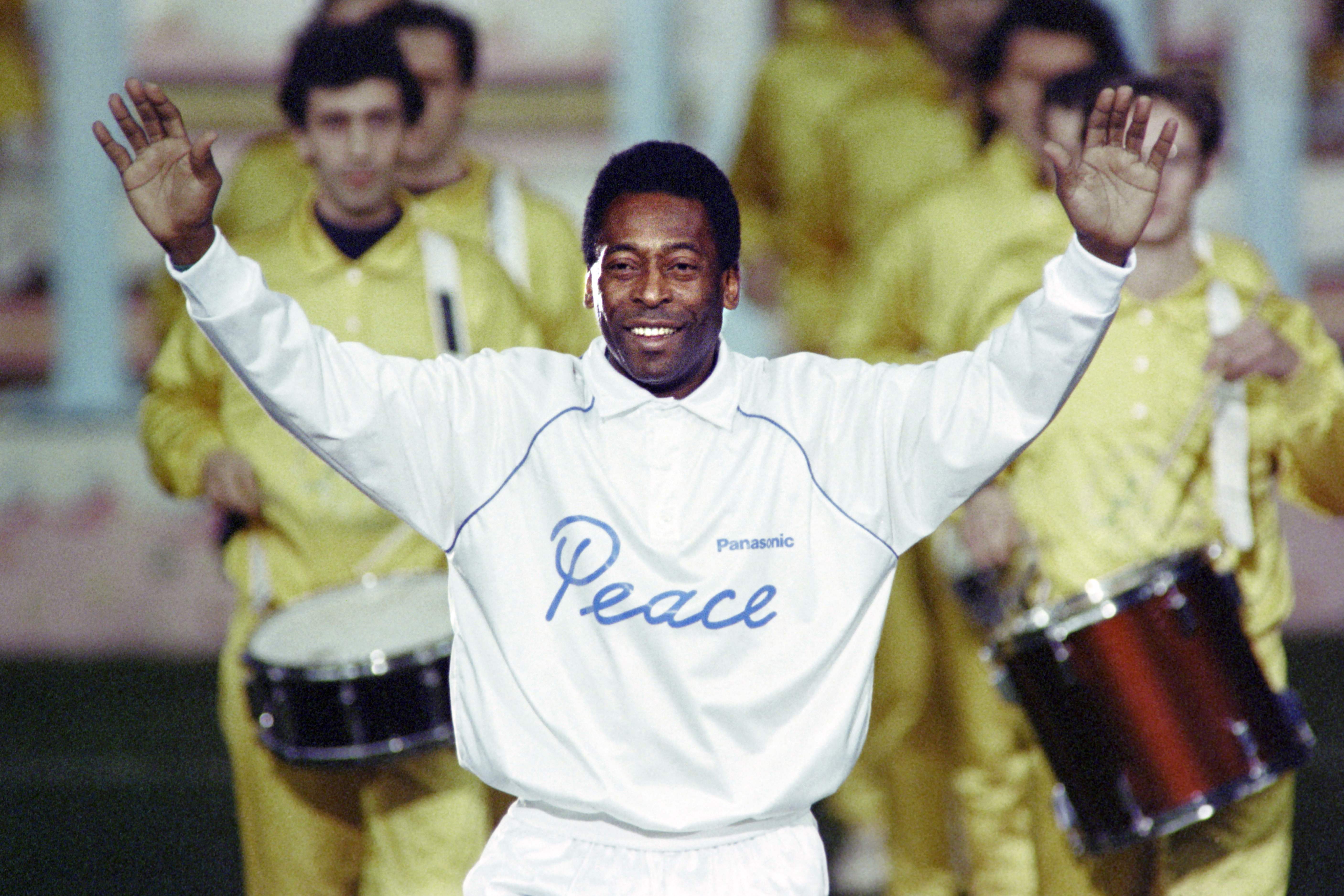 Legenda sepak bola Brasil Pele kala menghadiri peringatan ulang tahunnya yang ke-50 pada 31 Oktober 1990.