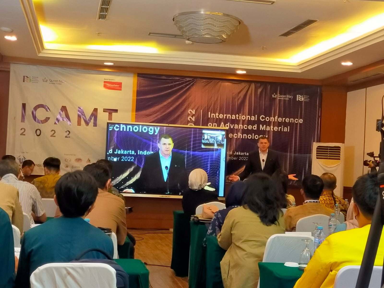 Narasumber sedang memaparkan teknologi baterai di acara International Conference on Advanced Materials & Technology (ICAMT) 2022