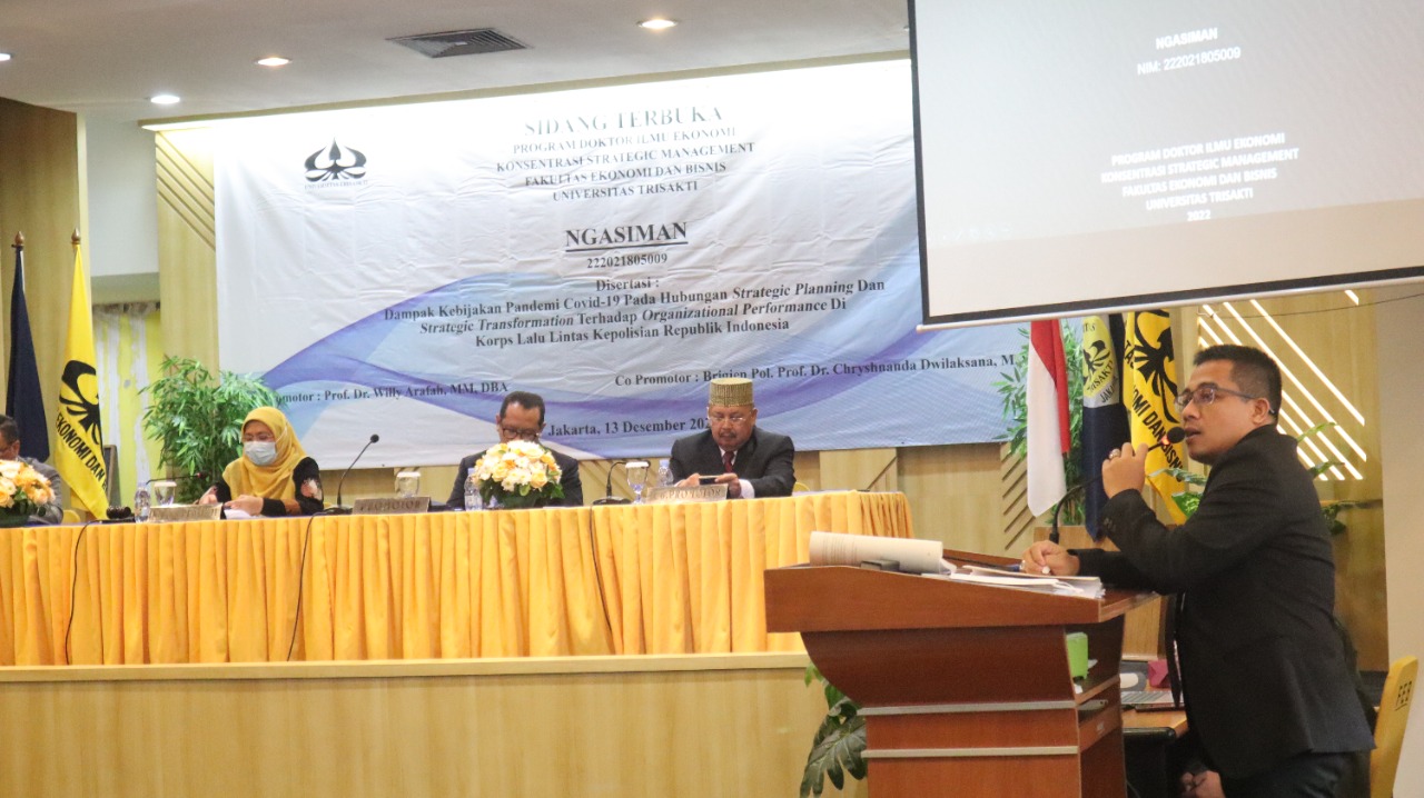 Pengamat keamanan dan intelijen Ngasiman Djoyonegoro (kanan) mempertahankan disertasinya saat promosi doktor di Universitas Trisakti