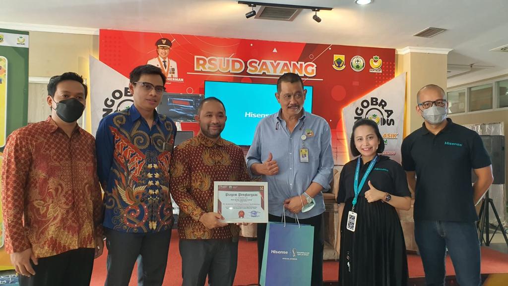 PT Hisense International Indonesia memberi bantuan alat medis kepada RSUD Sayang Kabupaten Cianjur yang menangani korban gempa.