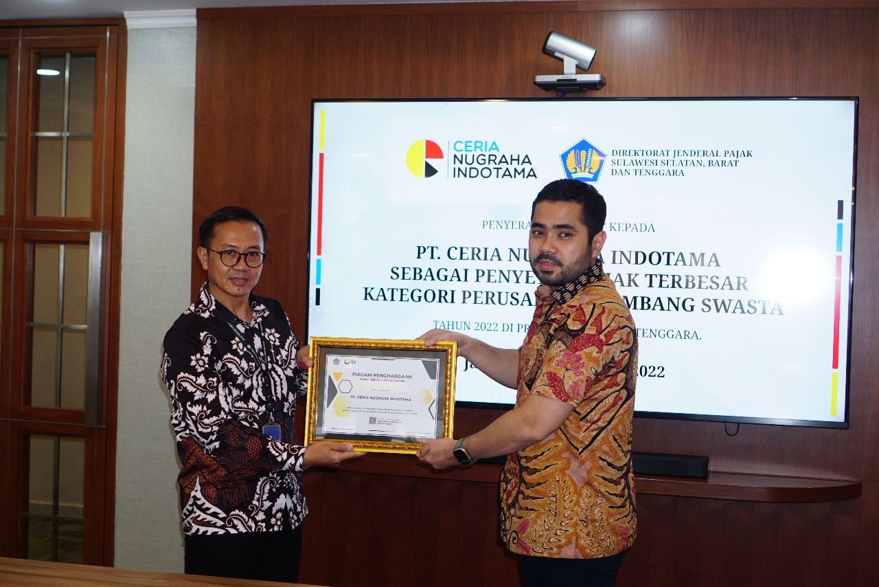 Kepala KPP Pratama Kolaka, Jarod Sri Raharjo (kiri) serahkan penghargaan dari Ditjen Pajak kepada Presiden Direktur CNI Group Derian Sakmiw