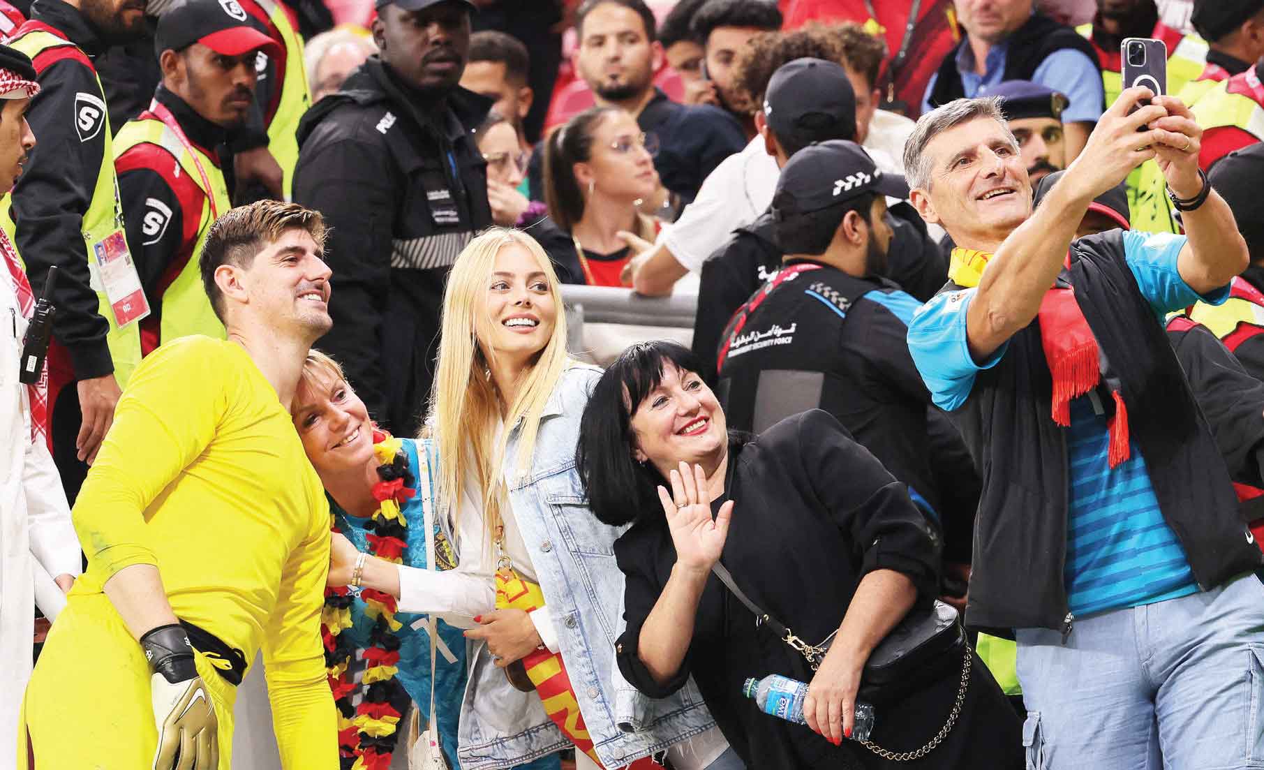 BERSAMA SANG ISTRI: Kiper Belgia Thibaut Courtois (kiri) berpose bersama istrinya,