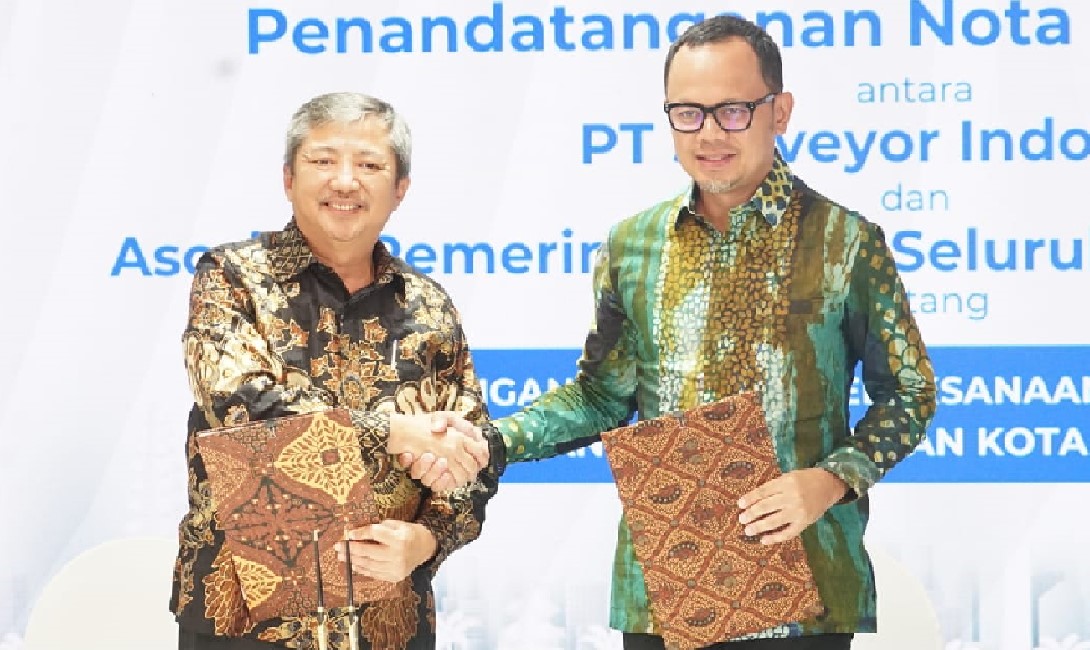  Direktur Utama Surveyor Indonesia, M Haris Witjaksono bersama Ketua Apeksi, Bima Arya Sugiarto (kanan)